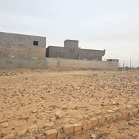 أرض ١٠٠٠م • شارعين رئيسيين • قرب مدرسه القرطاس