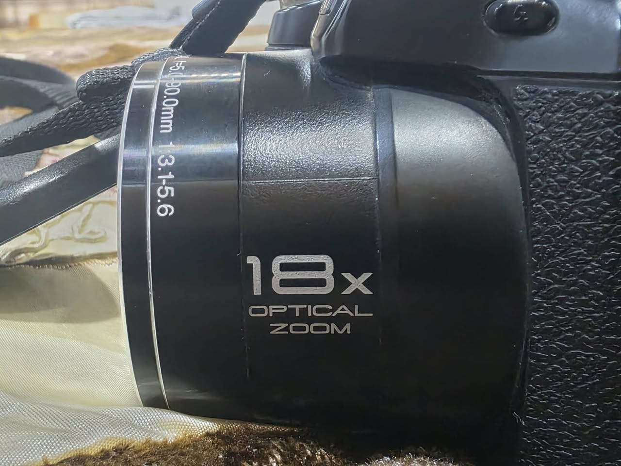 هذه الكاميرا هي Fujifilm FinePix من سلسلة S، وهي كاميرا رقمية من نوع bridge.تتميز هذه السلسلة عادةً بمستشعرات بدقة 12.2 إلى 14 ميجابكسل، مما يتيح التقاط صور بتفاصيل جيدة.تتضمن العدسة تقريبًا بصريًا قويًا (يتراوح عادةً بين 15x إلى 18x) لالتقاط الأهداف البعيدة.تعمل الكاميرا ببطاريات AA القياسية، مما يجعل استبدالها سهلاً أثناء التنقل.سعرها 150 الف وبيها مجال


**إذا كنت صاحب هذا الإعلان وتريد حذفه لأي سبب، رجاءا أرسل رسالة إلى الدعم الفني**