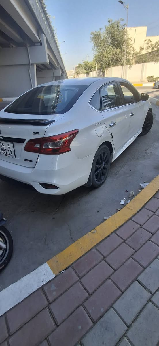 🚗 نيسان سنترا SR موديل 2018 للبيع 🚗
​نوع السيارة: نيسان سنترا (فئة SR السبورت).
​الموديل: 2018.
​اللون: أبيض صدفي مميز.
​ (الضرر): قطعتين فقط (بنيد وجاملغ)، وباقي التفاصيل حسب تقرير الفحص.
​المواصفات:
​مظهر رياضي (فئة SR) مع جناح (سبويلر) خلفي بلون أسود بلادي.
​ويل تراك  سبورت بلون أسود مميز.
​السيارة بحالة جاهزة ونظيفة جداً كما موضح بالصور.
​📍 مكان الانبار الرمادي الخالديه 
​السعر المطلوب: 115 ورقة وبيه مجال قليل للشراي 
​ / 
 والاستفسار: يرجى الاتصال على الرقم: 📞 ***********
