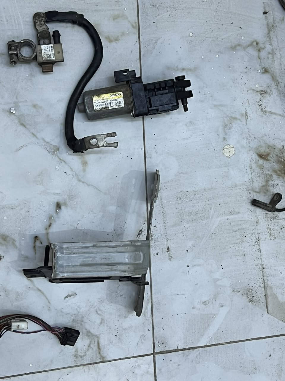 ‏سلام عليكم أي شيء تريده من قطع غيار جينيسيس يجي واتساب***********
