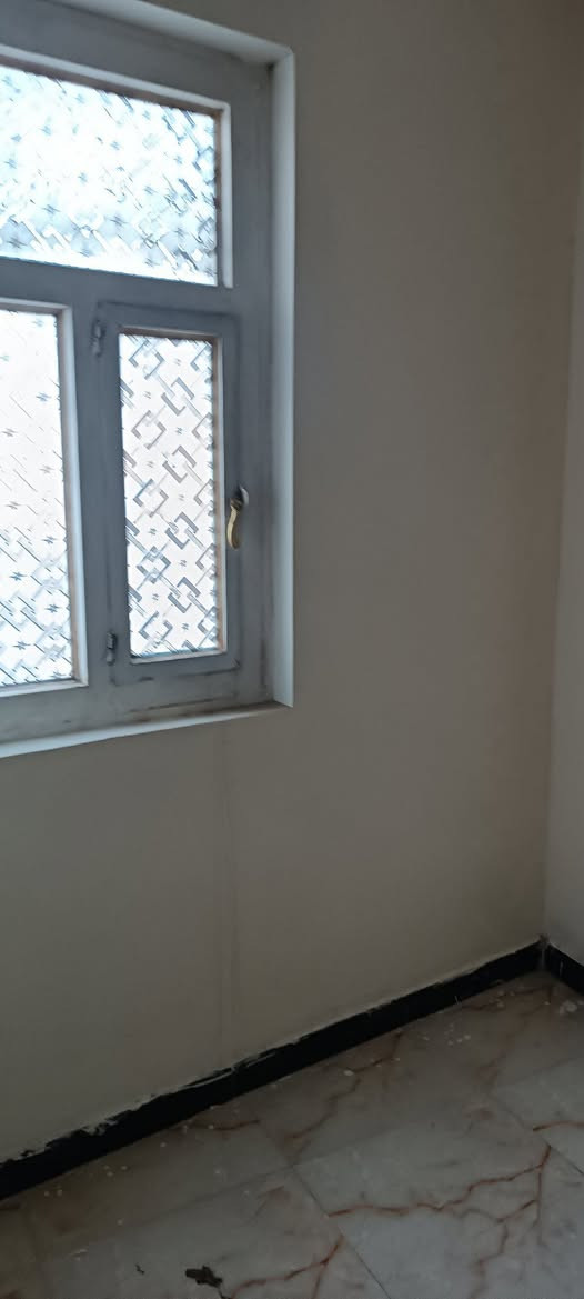 السلام عليكم 
معروض للايجار شقه نظيفه جدا في منطقة حي الحسين الشارع الرئيسي قرب جامعة العين 
تحتوي على 
استقبال وصاله وغرفه ومطبخ وصحيات 
تصلح لعائلة صغيره 
الايجار الشهري (٣٠٠) الف شهرياً 
للاستفسار الاتصال واتساب 
***********
مكتب المدار الذهبي للعقار
