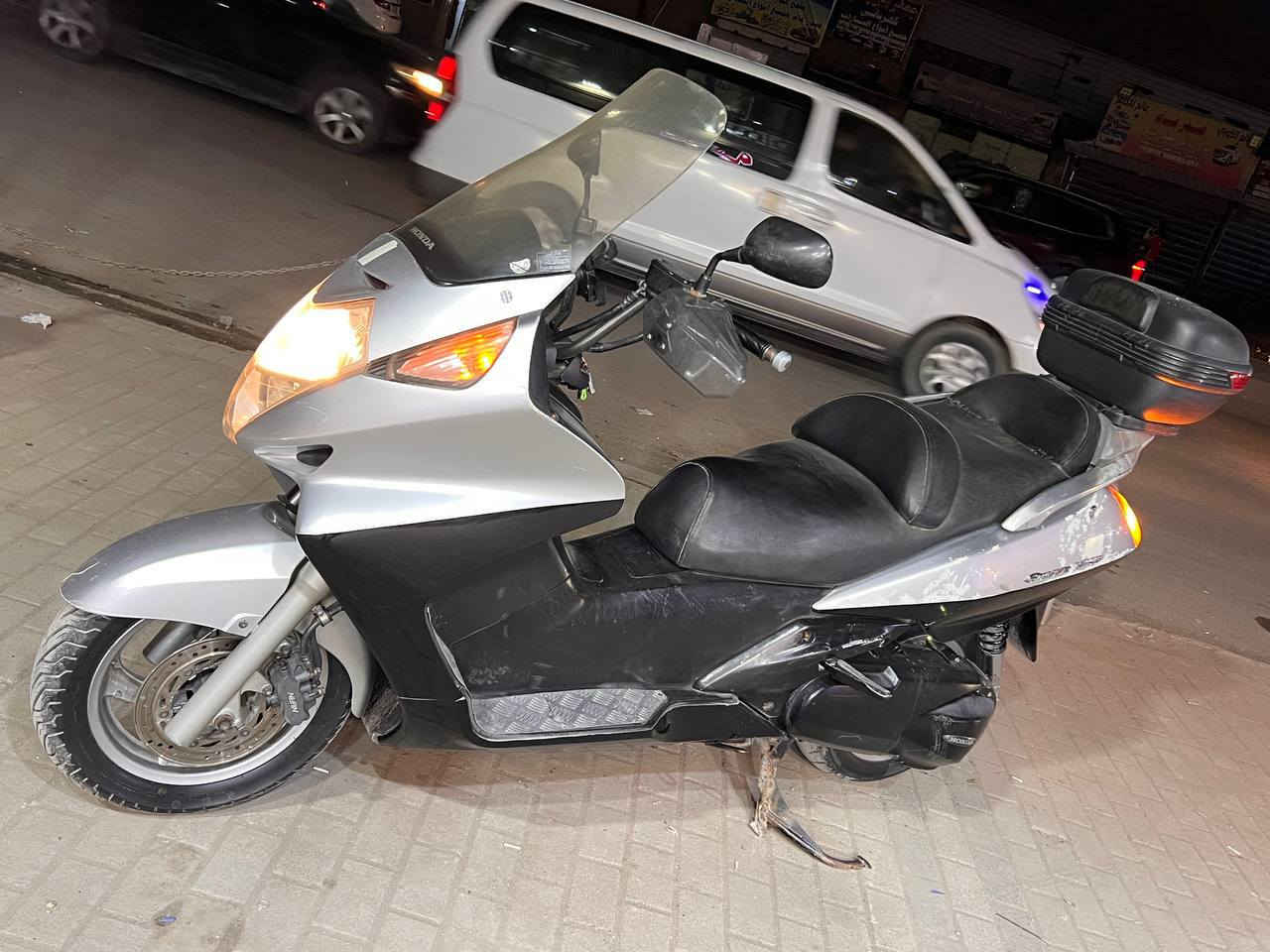 بسم الله الرحمان الرحيم
السلام عليكم ورحمة الله وبركاته 
سلفر ونج 600 للبيع مكفوله كفاله عامه 
 كفرات دراجه 80%
تاير امامي جديد باتري جديد 
كهرباياة كله شغاله ستان حساب 
بغداد مدينة الصدر 
سعر واحد 600
محتاج وريد ابيعه 
لتواصل رقم ***********
