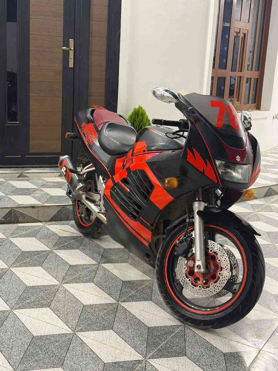 السلام عليكم
دراجه قرش للبيع او مراوس ب بطحة فقط

موديل 2001

مرقمه 

رقم انبار

تحويل ثاني يوم  

دراجه خير من الله 

شلعته ✈️

بلكات ان جي كي جديد

باتري جديد 

تخم تاير جديد

كفراته نضيفه

صالنصه رعب 🧟‍♂️

الدراجة بيهاا خربطة بلكابريترات يحتاجلهاا تنضيف كير ومحرك مكفولات 

السعر 14 ورقه ونص بيهً مجال 

مكاني الانبار عامريه صمود

التواصل 
اسياا (***********) 
اثيرر(***********)
