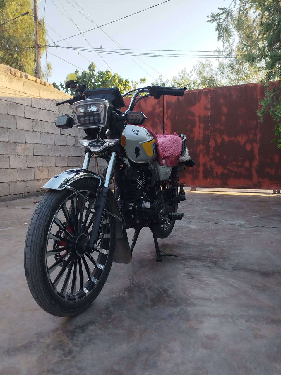 السلام عليكم 
من رخصه الادمن 
#دراجه سونـك
موديل 2025
محرك 200cc اسود
اللون رصاصي 
اوراق: كارتونية
كفاله عامه 
ما ناقصه اي شي مكينه ناعمه
مكانها سنسل 
السعر 800 وبيها مجال 
للستفسار:   خاص
  او على رقم الهاتف:  ***********
