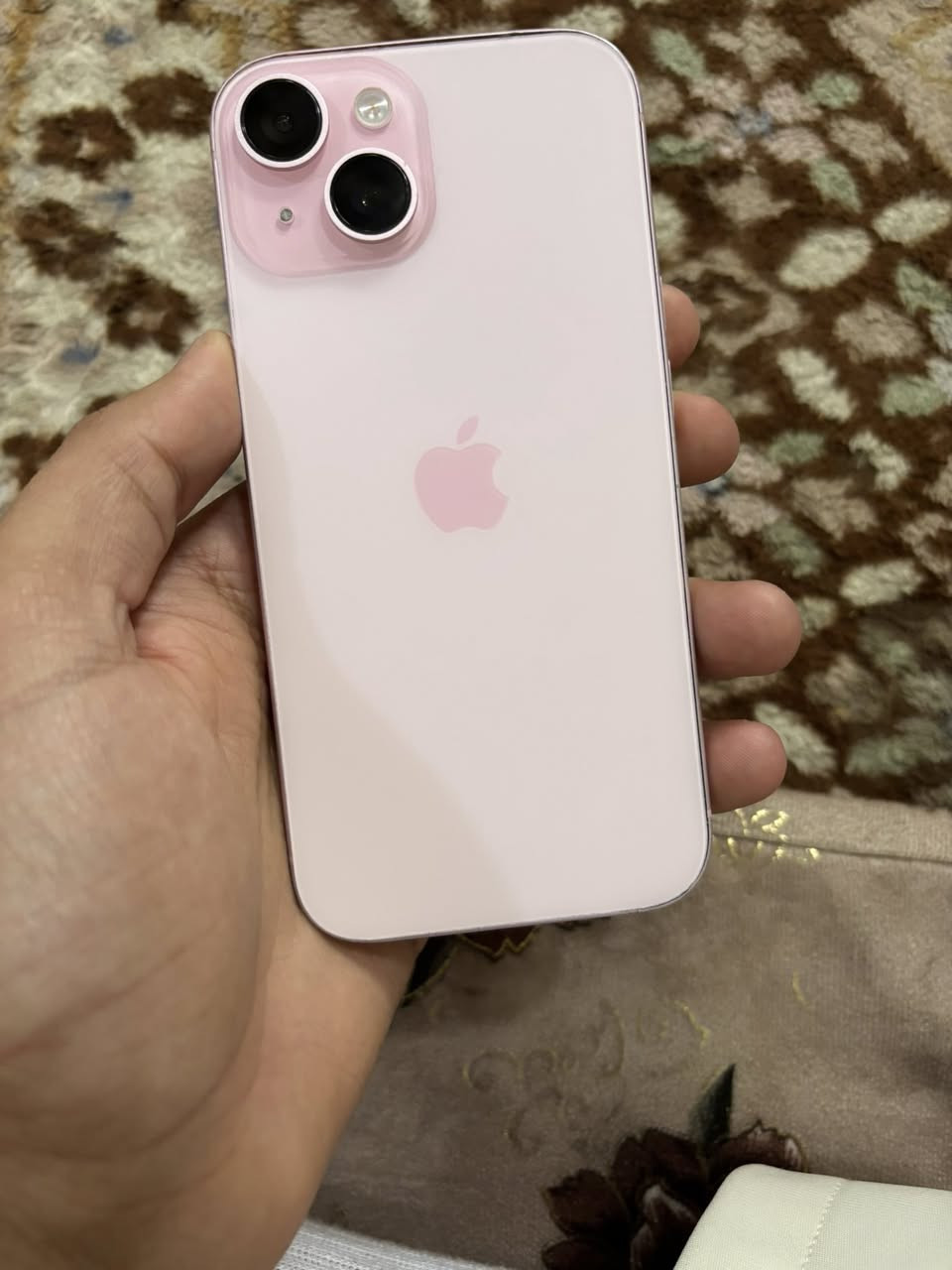 السلام عليكم اخوان آيفون 15  عادي ذكره١٢٨ بطاريه 88   السعر 650  رقم الهاتف***********
