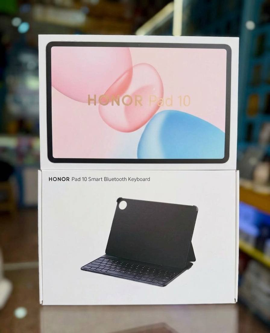HONOR PAD 10 paper matte (256/8GB)
‏
‏قـدرات عـالـيـة مـع كـيـبـورد ألاصلي + قلم هونر الأصلي 
‏
‏🔹 الشاشة: 12.1 بوصة TFT LCD بدقة 2.5K تردد 120 هيرتز
‏🔹 المعالج : Qualcomm Snapdragon 7 Gen 3 
‏🔹 الذاكرة و التخزين:  8GB RAM مع 256GB 
‏🔹 الكاميرا الخلفية: 8 ميجابكسل مع فلاش LED 
‏🔹 الكاميرا الأمامية: 8 ميجابكسل
‏🔹 البطارية: 10100 مللي أمبير – وسرعة شحن 35 واط
‏🔹 الصوت: 8 سماعات ستيريو  ‎
‏
‏الجهاز نظافه 100% مستخدم قليل شخط ما بي ويا قلم و كيبورد و حافظه 
‏
‏الــســعــر  400 الــف قفل بدون عمله نسخه بيبر مات مع العلم جهاز حاليا بدون قلم سعره 487 الف 
‏
‏🔹 العنـــــــــــــــــــوان / بغداد / الرصافة


**إذا كنت صاحب هذا الإعلان وتريد حذفه لأي سبب، رجاءا أرسل رسالة إلى الدعم الفني**
