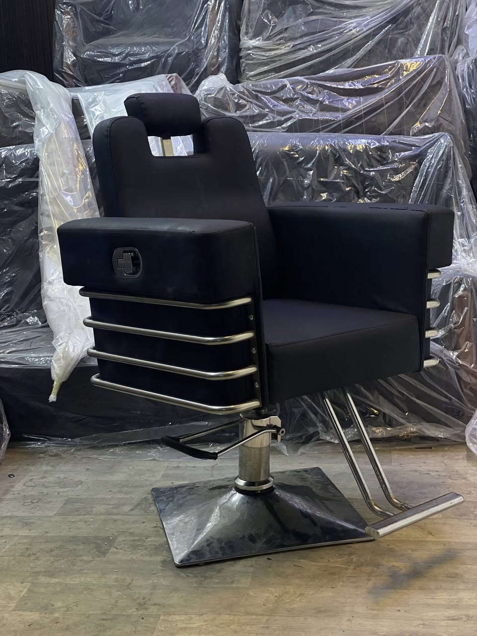 كرسي حلاقة للبيع العنوان السعدون شارع زعيم مجاور صالون روبي ***********

