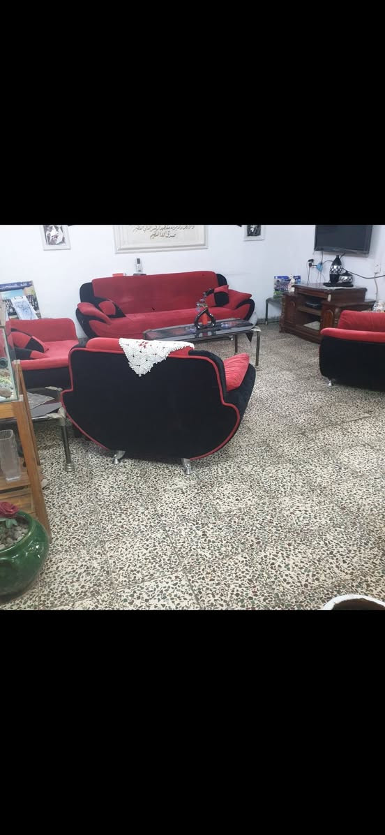 تخم عدد 2 للبيع الاحمر ب 300 والنيلي ب 500 اخوان التخومة جدد والنيلي ماخذة من العالمية ب 42 ورقة السعر بي مجال كلش قليل مكاني حي الاعلام قرب مدرسة ابن ماجد الابتدائية للاتصال ***********
