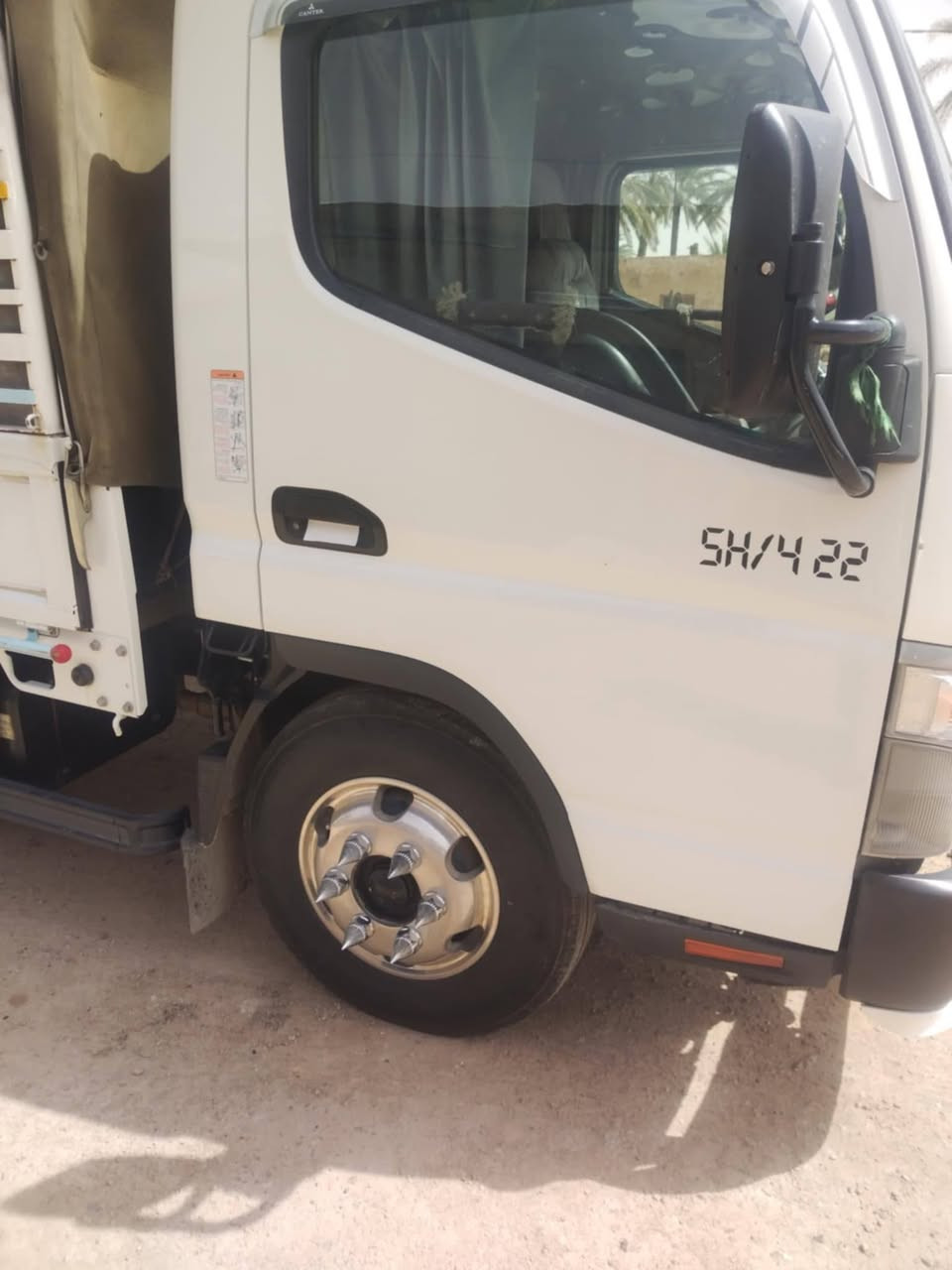 كنتر ٢٤ لبيع السيارة جاهزة من كلشي بس نقصها زوج تاير رقم شمالي بسمي تحويل ثاني يوم جادر مطري علية كاملة ماشية ١٥٠ السيارة عل ايدي جديدة لستفار ***********
