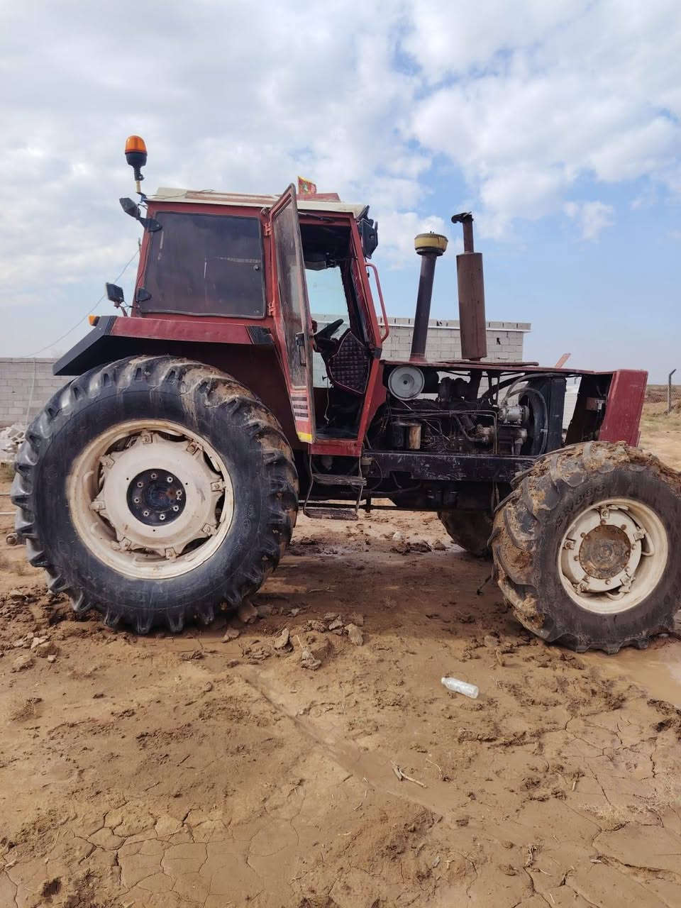 فيات البيع مع دسك ٢٤ مع فدان خماسي  البيع  مكينه ابيعلك بدون مداور  موديل ٨٦  مكينه جاهزه ومكفوله محرك كير تبخير تنقيص بم نوزل مكفوله  وجاهزه لعمل ومكفوله عشائر  لاستفسار اتصل ***********
