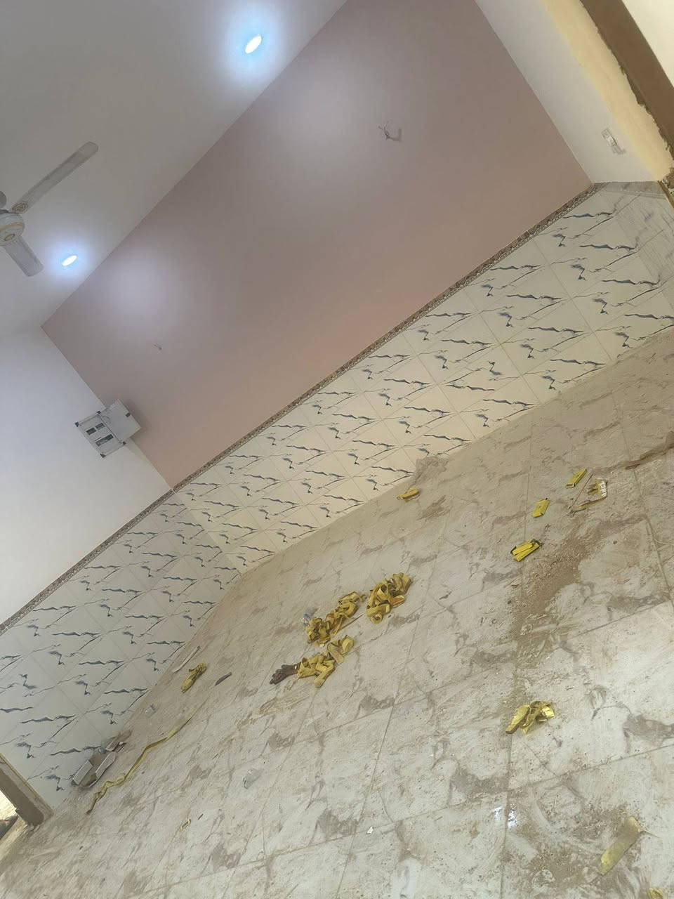 تسليم مفتاح مباشر
الدار للبيع مساحه ٣٠٠ م 
قريب مرقد العلويه شريفه بنت الحسن عليه السلام...
الدار جاهز من كولشي .
غرفتين نوم 
صاله 
هول 
مطبخ سيراميك 
صحيات داخليه وخارجيه 
كراج يتسع ثلاث سيارات 
حديقه اماميه وخلفيه 

مع الدار هديه للمشتري سخان جديد وماطور ماء 
مراوح عدد خمسه 
تانكيات عدد اثنين 
مغاسل عدد اثنين 
البيت جديد ونظيف كولش 
اتصل بالرقم وبالخدمه

***********
