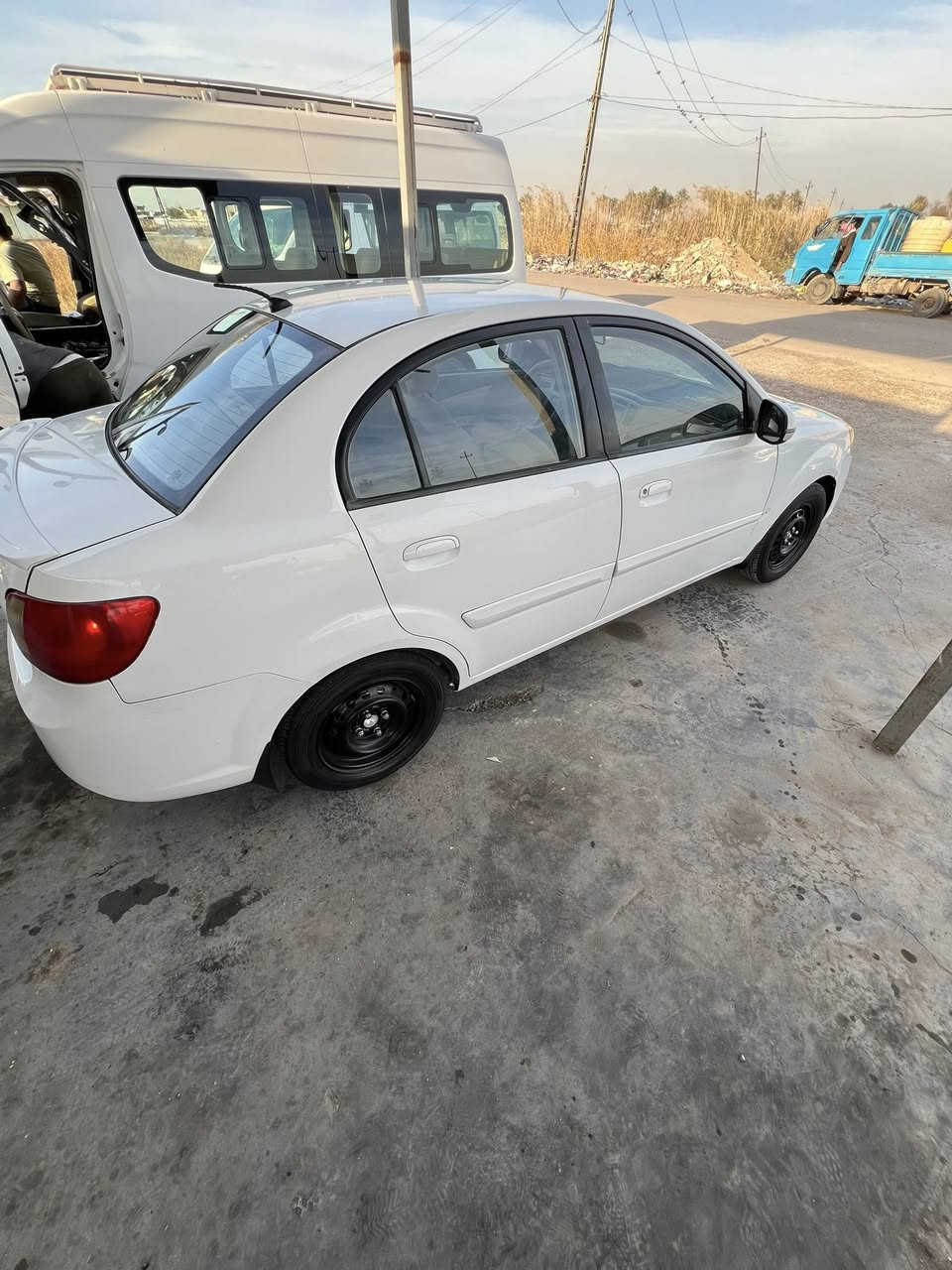 سلام عليكم للبيع كيا ريو موديل 2012 خليجي بيها صبغ قطعتين بدون دواخل ابد سياره جاهزه من كلشي مكينه ١٦٠٠ مكينه وكير فول الفول صدر جديد كفاله تخم تاير جديد رقم جديد هزه جديده سنويه جديده تبريد ثلج كهربائيات مكفوله جاهزه للاخير داخل لونين جلد دواخلها جديده سياره اي نقص مابيها مكاني بغداد اليوسفيه السعر 92  رقمي ***********
