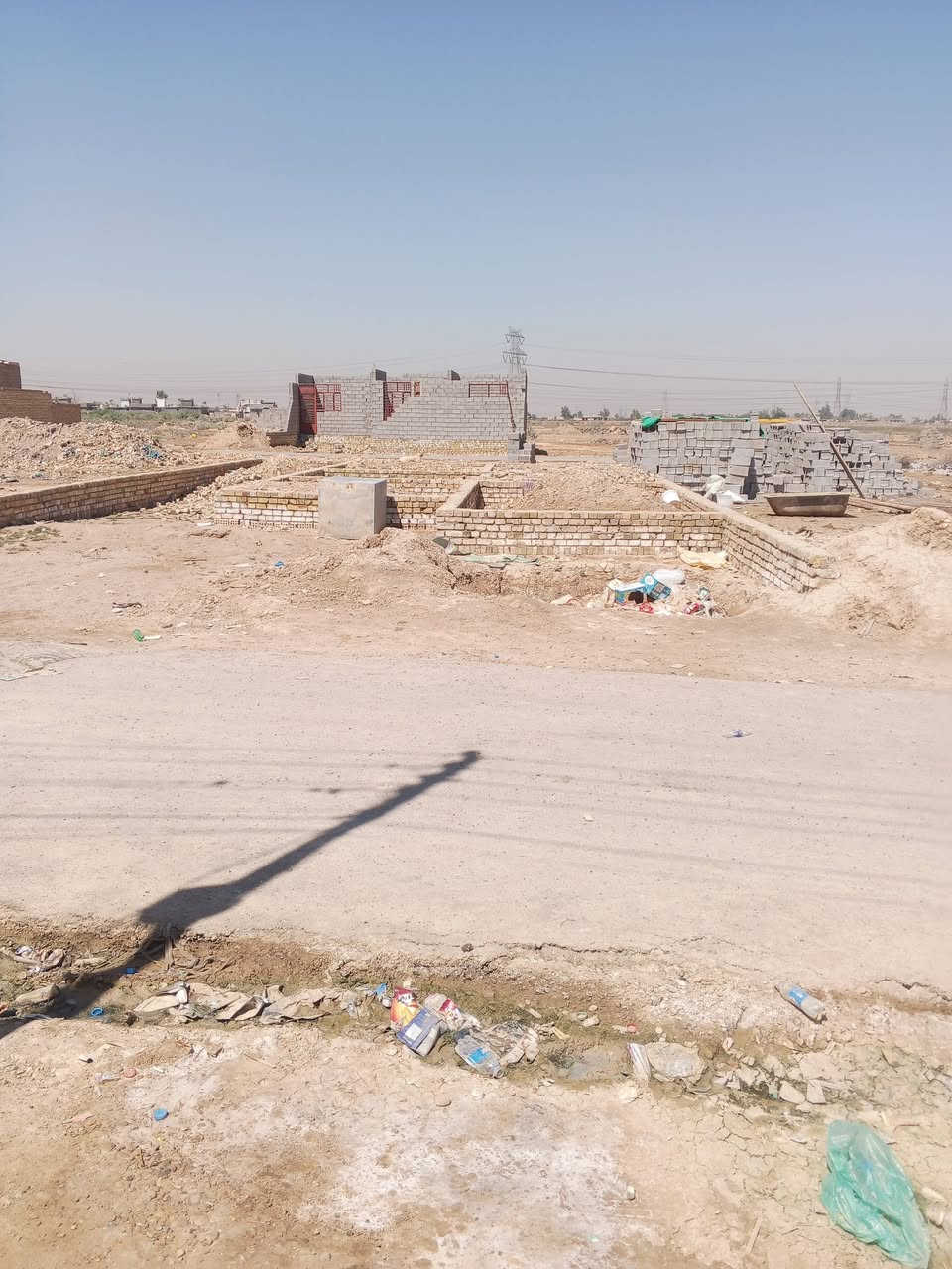 السلام عليكم عندي قطعه ارض للبيع مقابل النازحين خلف بيت ابوشيماء ابو الحجامه مساحته 500 ع شارعين تبليط ومي و كهرباء ومبني بتلو وبها بلوك 1500 بلوكه السعر 20 مليون ولاتصال ع الارقام 077173541 ،***********
