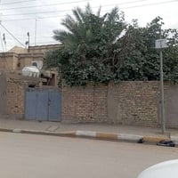 بيت في  حي الفرات قرب مدرسة الاقتدار على ساحه بناء قديم عالي عن الشارع...