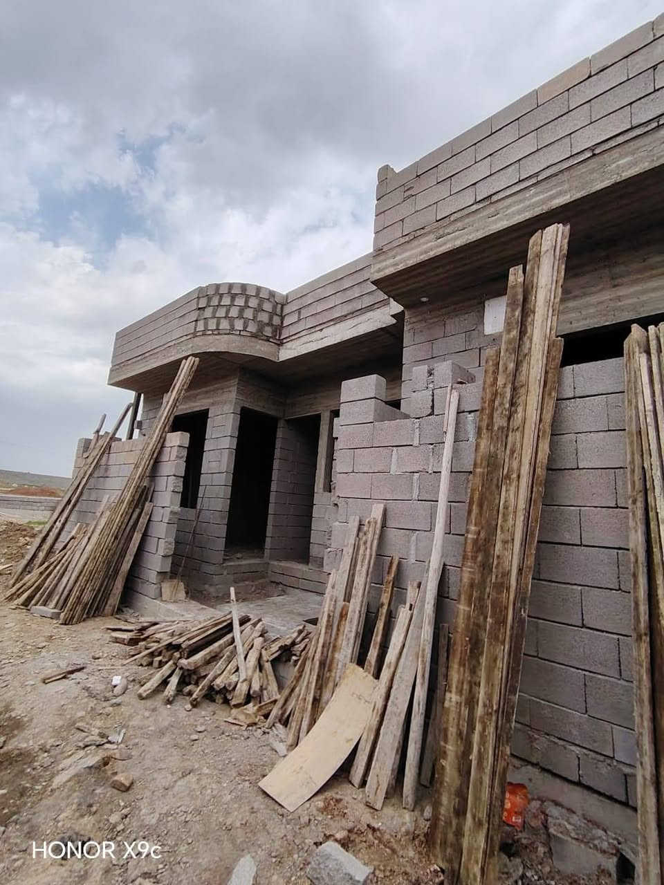 🏠 ثلث هياكل للبيع في حي القوسيات، خلف المدرسة الصينية.

- المساحة: 110 متر مربع لكل هيكل
- يتكون من:
- غرفتين نوم
- هول
- استقبال
- مشتملات
- مطبخ
- كراج
- سند زراعي نموذج 25 حق التصرف، سند أبيض
- وصل بلدية
- خدمات:
- ماء
- كهرباء
- التبليط: 150 متر
- الموقع مميز جدا 🌐، مكان مرتفع
- اساس بادلو حديد، بناء حديث
- السعر: 27 مليون، قابل للتفاوض

للاستفسار:
- ***********
