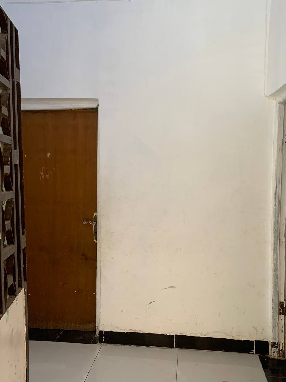 مرخصه الادمن بيت للبيع ٢٥٠م مسلح طابوق ٤غرف صاله هول مطبخ وستقبال كراج صحيات خارجيه حديقه بالبدايه ثاني فرع قطاع ١٢ حي العسكري خدمات متكامله سعر ١٧٥ وبي مجال للتصال ***********
