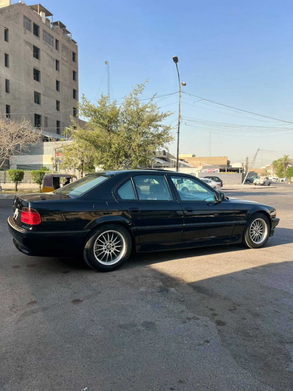 سلام عليكم ورحمة الله وبركاته 
بي ام خفاش حجم 744 اصل وفصل 
فول لفول سياره 5 بردات سياره داخل ابيض 
سلايت طكتين صاج ملكي تليفون شاشه كامره 
تخم تاير جديد ويل كب اصلي حاويه البنا لحيه 
اماميه البنا منضومت زينون اصليه تبريد قطعتين 
ثلج كير محرك صدر امامي وخلفي شرط مابيه اي نقص 
رقم بغداد الدولي بسمي سياره بيع أو مراوس حسب القناعه مكاني بغداد الكراده الاستفسار اكثر هاذا 
رقمي *********** 
الخاص مفتوح
