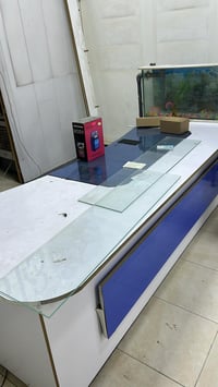 مكتب للبيع • ٢٫٥م×١م • حوض سمك