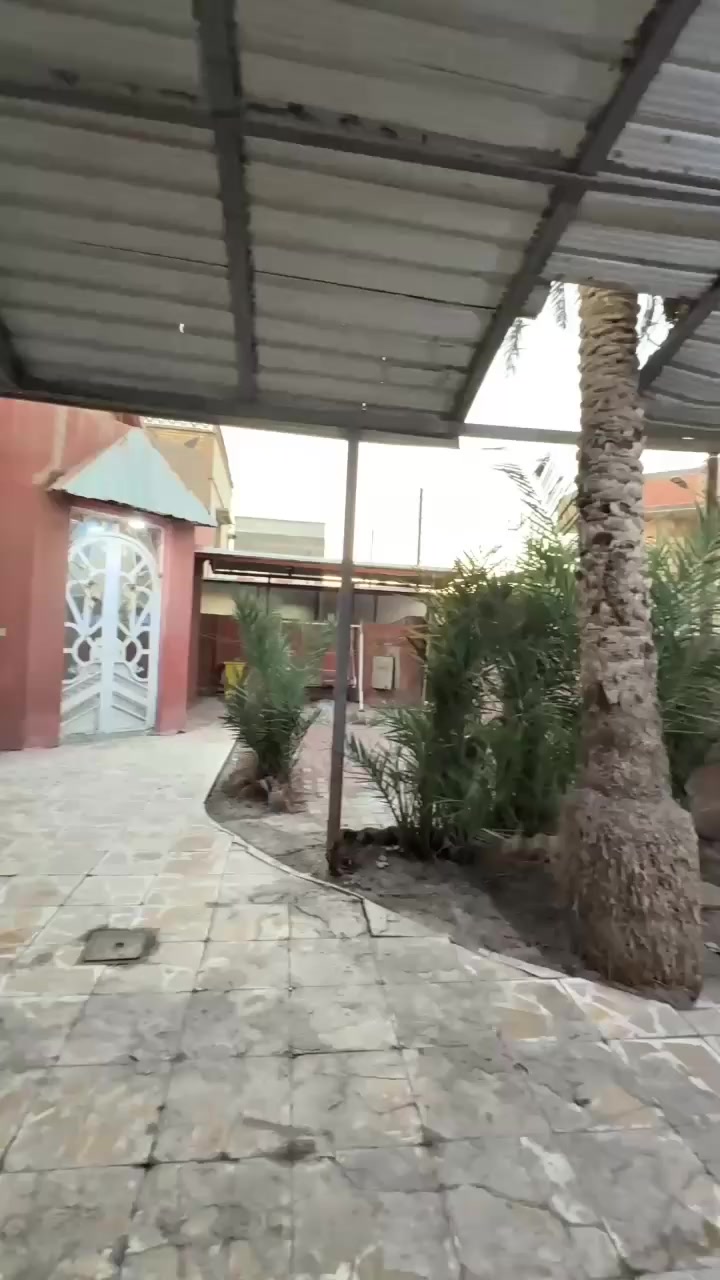 بيت كبير للإيجار
( الجنينه - حي الأندلس )📍
بيت واسع وفخم، مناسب للعوائل الكبيرة.
مساحة 500 متر.

يتكون من:
 • 5 غرف نوم
 • استقبال كبير
 • صالة واسعة
 • مطبخ حار ومطبخ بارد
 • صحيات (حمامات)
 • حديقة أمامية وحديقة خلفية
 • كراج يسع سيارتين

البيت موقعه هادئ وقريب من الخدمات،
والبيت جاهز للسكن
السعر : مليون وربع (1.250)

للاستفسار: 
***********
***********
