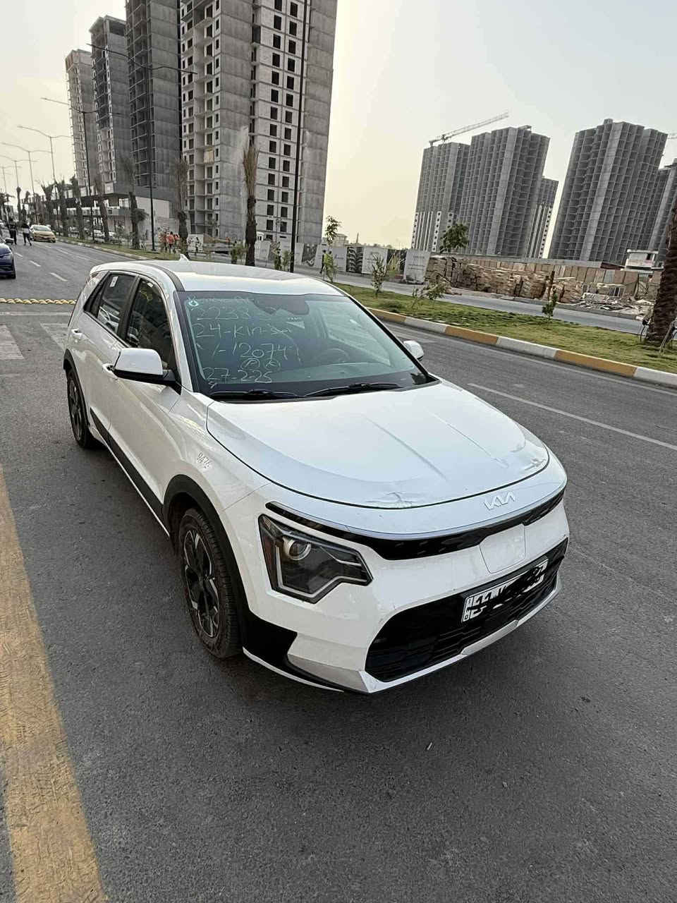 كيا نيرو 2024 كهرباء بالكامل، ماشيه 30000 آلاف كيلو بس، السياره ما تحتاج لا دهن ولا بانزين ولا فيتر ، كهرباء بل كامل وتفويله مالته تمشيك 550 كيلو ويه التبريد، يعني تشحن وتوكل على الله 

السياره كلين وبدون دواخل، بيها ضربه جاملغ بالجهه اليسرى ورجعت نفس اللون بدون أي قطعه صبغ.

المواصفات: كير ماوس، تبريد، تحكم ستيرن، فول شفتات، نضام سبورت وإيكو، رادار جانبي وامامي، توقف ذاتي، تحديد مسار، حساس خلفي، كامره دواره، كشنات تدفئه، تشغيل عن بعد.

مكان السياره: بغداد – حي الجهاد.
للاستفسار: ***********

يرو #كيا_2024 #كهرباء_كاملة #سيارات_كهربائية #سوق_السيارات #سيارات_العراق #سيارات_بغداد #بيع_سيارات #عروض_السيارات #اعلان_سيارات
