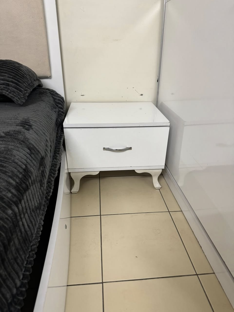 غرفه نفرين تركي للبيع
كلششش نضيفه
سريرها جك مخزن
٥ قطع
بدون اي ضرر
بدون دوشك
سعرها
٣٠٠ الف
...
متوفـر خدمة توصيل داخل بغداد وداخل مجمـع بسماية السكني ❤️🚘
للاستفسار خاص او عن  طريق رقم الهاتف واتساب فقط 
***********📞
