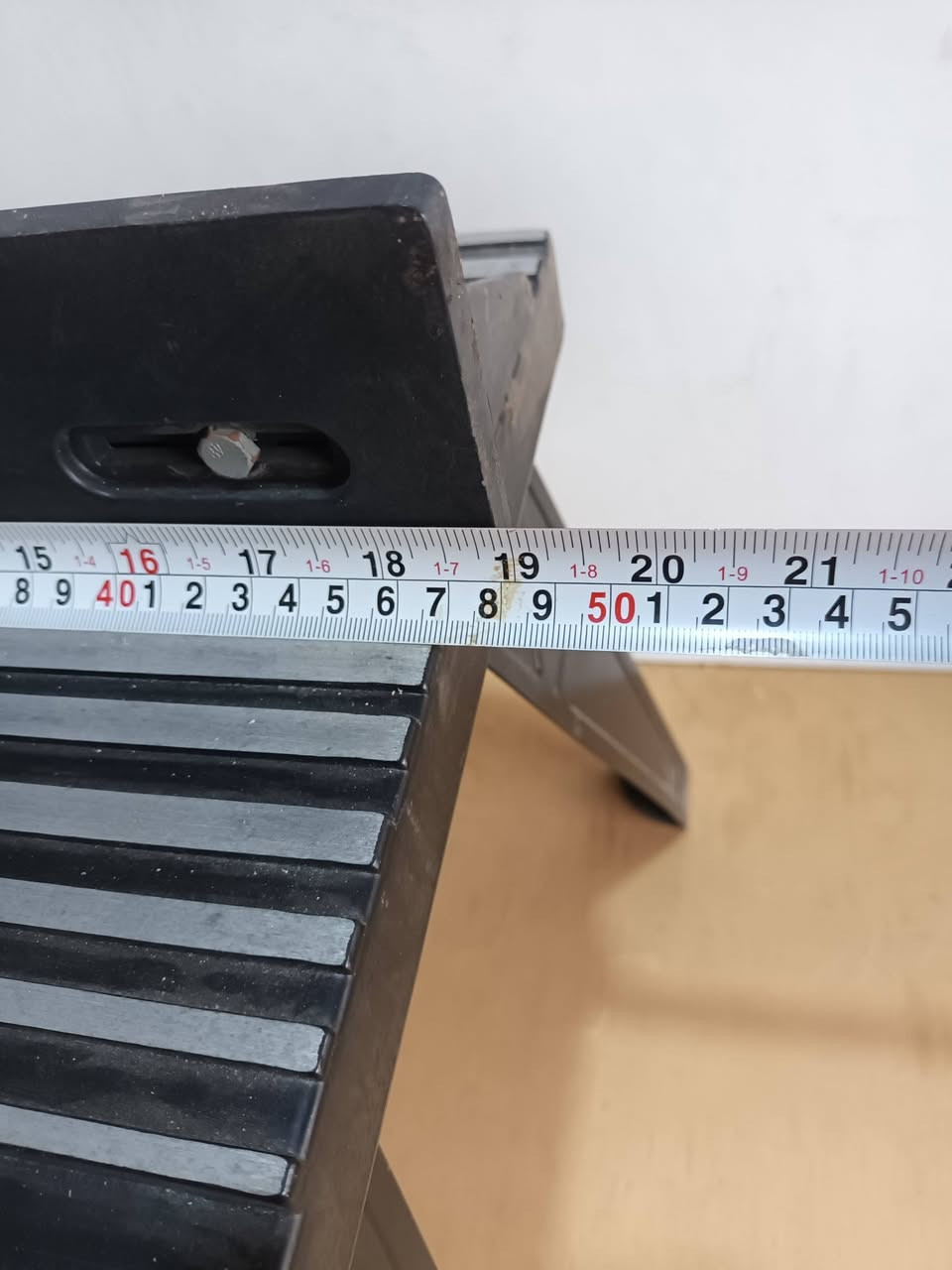 ميز فريزه المنيوم ٥٠ ألف
