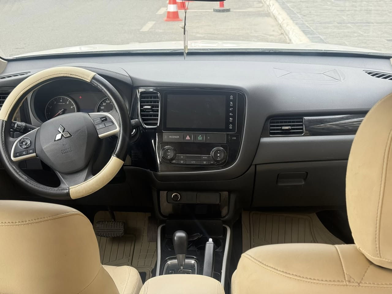 Mitsubishi outlander 2022
تجمیع صین
کوشن گەرم و ساردە.
کەشن جلد و ناو زەردە.
سوکان ڤۆلیۆم
شاشە ئایپادە،شاشە تەچە
کامێرای پشتەوەی هەیە.
سەنەوی و تایە و پاتری تازەیە.

سەیارەکە ماڵی دۆستە هیچ تەقە و رەقەی تیانیە،گێر و مەکینەی بە شەرت.
ڕەسمی سۆنەرەکەیم داناوە

سیعری ١٤٢ گەڵا و معامەلەیەکی کەم
***********
***********
