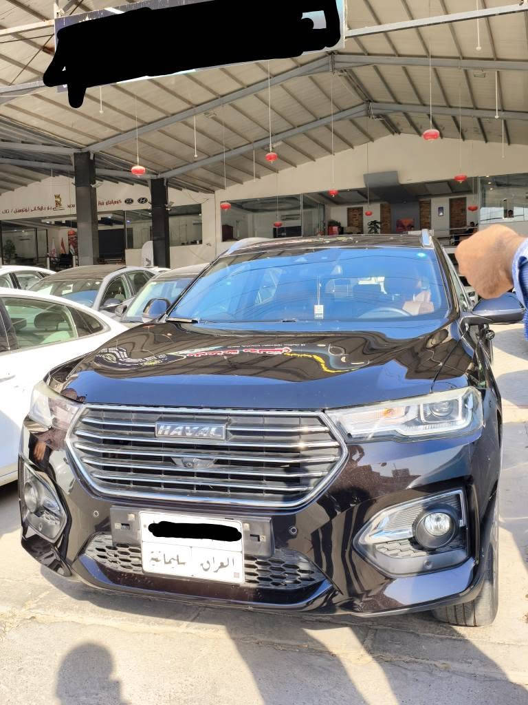 تێبینی: مۆدێل 2020
76 هەزار ڕۆشتووە
: بێ بۆیاخ و بێ دەعم 
گێڕ و مەكینەی بەشەرت
نرخ 140 گەڵا
ژمارە خاوەنی ***********.   ***********

ئۆتۆمبێلی Haval H6 2.0T مۆدێلی 2020 جۆری "فول مواسەفات" (Supreme / Top Trim) بە یەکێک لە پڕمواسەفاتترین ئۆتۆمبێلەکانی کاتی خۆی و ئێستاش دادەنرێت، کە کۆمەڵێک تەکنەلۆژیا و سیستەمی سەلامەتی پێشکەوتوو لەخۆدەگرێت.

لێرەدا گرنگترین مواسەفاتەکانی ئەم ئۆتۆمبێلە بە خاڵ ڕوون دەکەینەوە:

1. بزوێنەر و هێز (Engine & Performance)

بزوێنەر: 2.0 لیتری چوار سلندەر توربۆ (GDIT).

هێز: 197 ئەسپ.

عەزم (Torque): 315 نیوتن-مەتر.

گێڕ: 7 خێرایی ئۆتۆماتیک دۆبڵ کلوچی تەڕ (Wet DCT) لەگەڵ شیفتەری سەر سوکان (Paddle Shifters).

دۆخی لێخوڕین: سێ دۆخی جیاواز (Eco بۆ دەستپێوەگرتن، Normal بۆ ئاسایی، Sport بۆ وەرزشی و هێزی خێرا).

2. سیستەمی سەیارە لە دەرەوە (Exterior Features)

ڕووناكی: لایتەکانی پێشەوە و دواوە بە تەواوی LED (لەگەڵ سیستەمی داگیرسانی ئۆتۆماتیکی لایتەکان لە تاریکیدا).

پانۆراما: سەقفی پانۆرامای گەورە کە دەکرێتەوە.

ویل (رینگ): ویلی ئەلەمنیۆم بە قەبارەی 19 ئینج بە دیزاینی وەرزشی.

ئاوێنەکان: ئاوێنەی لایەنی کارەبایی (بۆردی گەرمی تێدایە بۆ وشککردنەوەی تەم و باران) لەگەڵ سیستەمی داخرانی ئۆتۆماتیکی.

سندوق: دەرگای سندوقی دواوە بە کارەبایی دەکرێتەوە و دادەخرێت (Power Tailgate).

3. ناوەوە و ئاسوودەیی (Interior & Comfort)

کوپەکان (کوشن): کوشنی چەرمی کوالیتی بەرز، کوشنی شۆفێر و سەرنشینی پێشەوە کارەبایین (کوشنی شۆفێر 8 ئاڕاستە دەستکاری دەکرێت لەگەڵ سیستەمی زاکیرە/Memory).

گەرمی و ساردکردنەوەی کوشن: سیستەمی گەرمکەرەوە (Heating) بۆ کوشنەکانی پێشەوە.

شاشەی ناوەڕاست: شاشەی گەورەی لمس (Touch) بە قەبارەی 9 ئینج بۆ کۆنترۆڵکردنی سیستەمی کاتبەسەربردن و نیشاندانی کامێراکان.

شاشەی شۆفێر (Dashboard): شاشەی دیجیتاڵی تەواو (LCD) لە جیاتی نیشاندەرە کۆنەکان.

سپلیت (AC): سیستەمی تەبرید و گەرمکەرەوەی ئۆتۆماتیکی دووانە (Dual-zone) بۆ جیاکردنەوەی پلەی گەرمی شۆفێر و سەرنشین، لەگەڵ بوونی دەرچەی تەبرید بۆ سەرنشینانی دواوە.

4. سیستەمی سەلامەتی و تەکنەلۆژیا (Safety & Tech)

کامێراکان: سیستەمی کامێرای 360 پلە (دیمەنی تەواوی دەوروبەری سەیارەکە لە کاتی پارککردندا نیشان دەدات).

حەساسات: حەساسی پێشەوە و دواوە بۆ ئاگادارکردنەوە لە بەربەستەکان.

ئێرباگ (تۆڕی پاراستن): 6 ئێرباگی تەواو (پێشەوە، لایەکان، و پەردەیی) بۆ پاراستنی هەموو سەرنشینەکان.

سیستەمی ڕاداری خاڵی کوێر: ئاگادارکردنەوەی شۆفێر لەو سەیارانەی لە لایەکانەوە دێن و نایانبینێت (Blind Spot Detection).

ئاگادارکردنەوە لە لادان لە ڕێڕەو: (Lane Departure Warning) سیستەمی هۆشیارکردنەوە ئەگەر سەیارەکە بێ ئیشارەت لایدا.

برێکی دەستی کارەبایی: (Electronic Parking Brake) لەگەڵ سیستەمی Auto Hold بۆ ڕاگرتنی سەیارەکە لە ترافیکەکاندا بێ ئەوەی پێ بنێیت بە برێکدا.

سیستەمی دابەزین لە هەوراز: (Hill Descent Control) کۆنترۆڵکردنی خێرایی سەیارەکە دەکات لە داگرتنی هەورازە تیژەکاندا بێ بەکارهێنانی برێک.

سیستەمی چاودێری پەستانی تایەکان: (TPMS) نیشاندانی ڕێژەی هەوای تایەکان لەسەر شاشەی شۆفێر.

کارپێکردن: دوگمەی ستارت/ستۆپ (Push Button Start) و چوونە ژوورەوەی بێ کلیل (Keyless Entry).
تێبینی: بێ بۆیاخ و بێ دەعم. السليمانية, العراق
