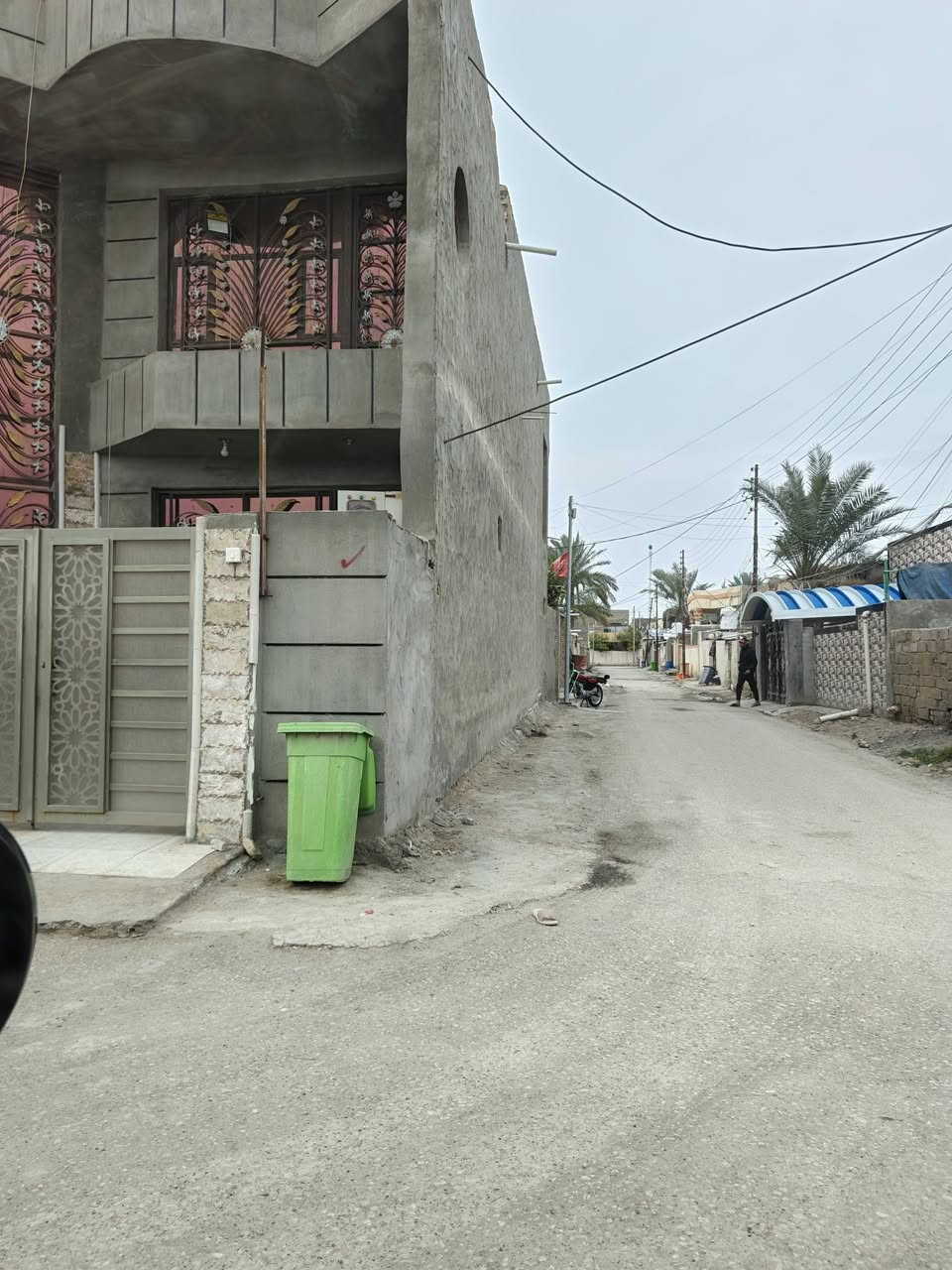 سلام عليكم دار للبيع في بدايه حي ابوصديره قريب المنتزه المساحه ٢٠٠متر طابو صرف يتكون الدار من غرفتين وصاله واستقبال ومطبخ وطارمه علما أن الدار ترميم كامل ومكان هادئ ومرتب اللأستفسار ***********
