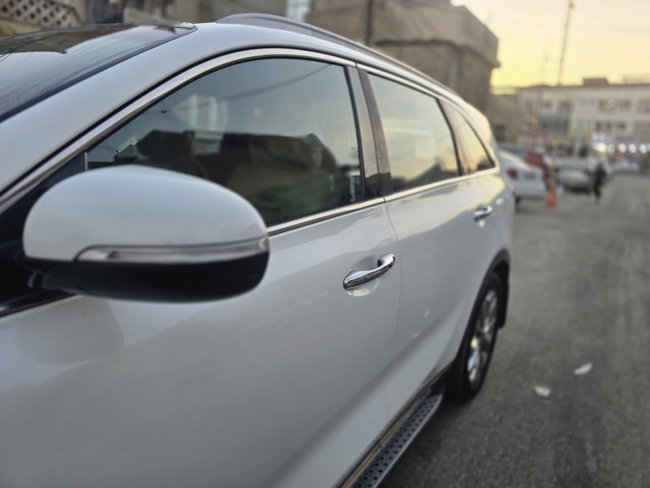 كيا سورنتو موديل ٢٠١٨ فول مواصفات خليجي
رقم بغداد 
✅ محرك:  6 سلندر V6 3500 .
✅ ناقل حركة: أوتوماتيك 8 سرعات.
✅ دفع رباعي (AWD)
✅ عدد المقاعد: 7 مقاعد.
✅ مصابيح: LED أمامية وخلفية مع إضاءة نهارية.
✅ فتحة سقف بانورامية.
✅ بصمة 
مقاعد جلد كهربائية، مع تبريد وتسخين للمقاعد الأمامية.
✅ كاميرا خلفية مع حساسات أمامية وخلفية.
نظام ملاحة وشاشة 8 إنش.
مكيف أوتوماتيكي ثلاثي المناطق مع فتحات للمقاعد الخلفية.
✅ مثبت سرعة.
مراقبة النقطة العمياء (Blind Spot).
تنبيه حركة المرور الخلفية.
باب صندوق كهربائي (Smart Power Tailgate)
✅ ستائر جانبية خلفية
ماشيه 109 
بيها فقط باريد بسيط بالصندوق والباقي مكفول 
السعر 215 قفل مكاني بغداد 
***********
واتساب فقط
