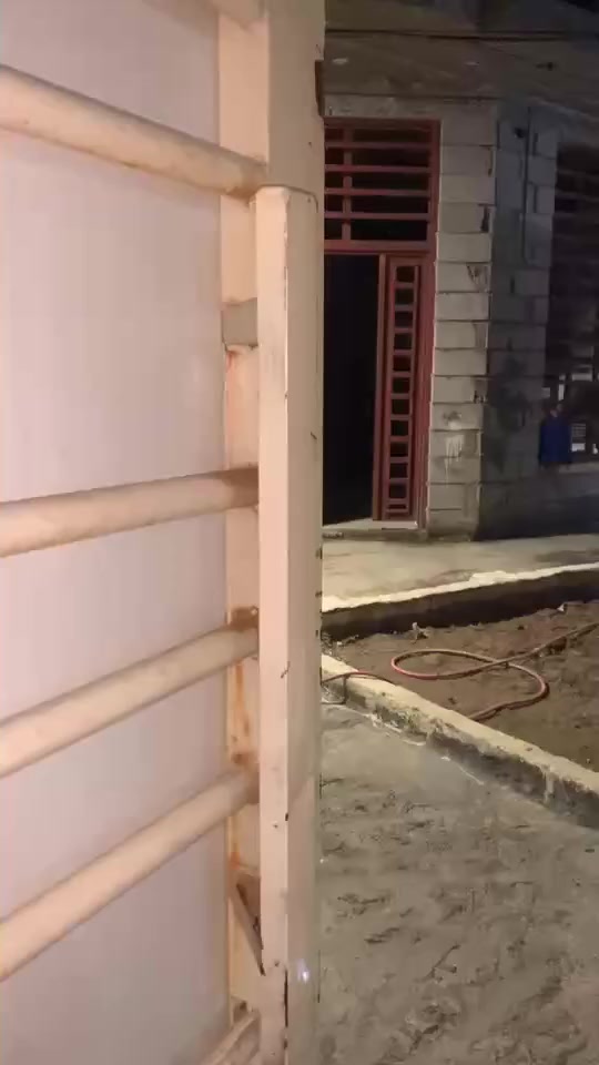 يا الله اللهم صل على محمد وال محمد..السلام عليكم ورحمة الله وبركاتةبيت للبيع مساحة 220استقبال ومطبخ وغرفتين نوم وصاله وكراج وصحيات داخليه وخارجيه صب كونكريت مسلح شارع الرسول يبعدعن الشارع 300متر للاتصال *********** ..***********9السعر35وبيةمجال
