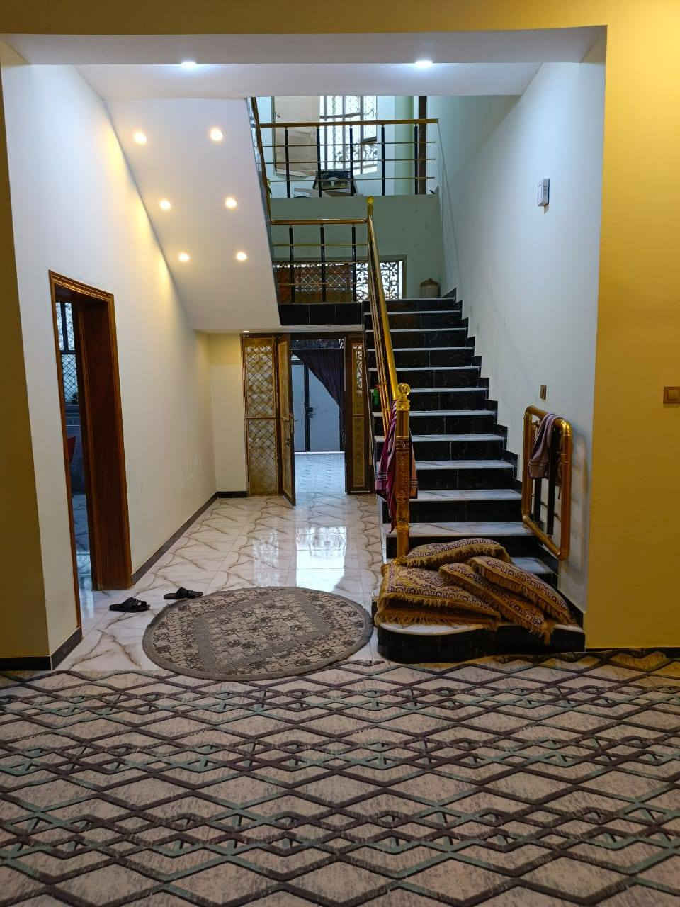 بيت طابقين السقف كونكريت للبيع الصوب الصغير الرياض 
المساحة250 متر
السعر 160 مع المجال 
للاستفسار الاتصال ع الرقم *********** 
او مراسلة الصفحة
