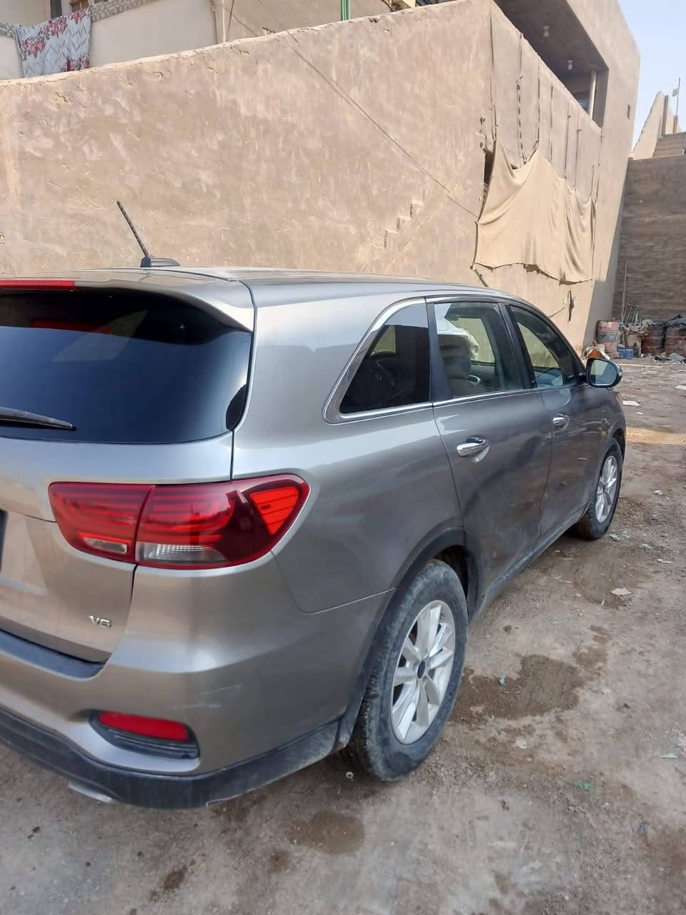 سلام عليكم للبيع وللمراوس حسب القناعة سورنتو موديل 2019 امريكي 6ستندر و7 راكب رقم بابل حادثها بس بنيد نفسه مصبوغ الباقي كفاله صور الحادث موجوده باقي التفاصيل الاتصال على الهاتف ***********
