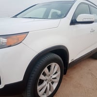 من رخصه الدمن سورنتو للبيع موديل 2012سته 6سلندر سبعه7 راكب ثلاث3 قطع ت...