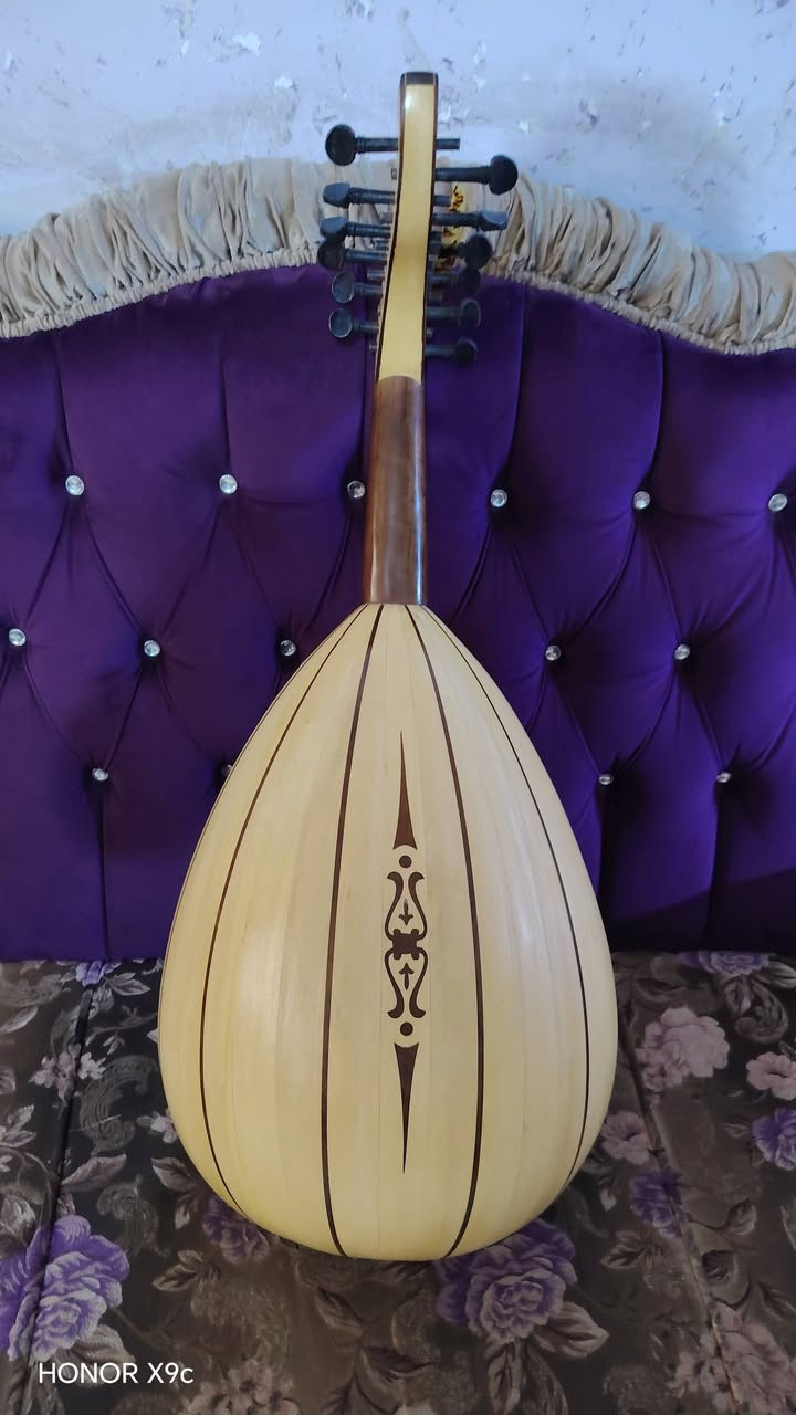 السلام عليكم.. عود صناعه عراقيه للصانع المتألق باسل الجراح.. صارلها أكثر من سنه نضافه 100٪ مع حقيبه مع ستاند رجل صوتها يخبل . الطاسه من خشب الليمون  مطعم بخشب الصندل المعتق الزند من خشب السيسم المفاتيح ابنوس الوجه خشب سيدار النقشات خشب الموهكاني العود تحفه وصوتها يخبل شغلها دقيق جدا..
السلام عليكم.. عود صناعه عراقيه للصانع المتألق باسل الجراح.. صارلها أكثر من سنه نضافه 100٪ مع حقيبه مع ستاند رجل صوتها يخبل . الطاسه من خشب الليمون  مطعم بخشب الصندل المعتق الزند من خشب السيسم المفاتيح ابنوس الوجه خشب سيدار النقشات خشب الموهكاني العود تحفه وصوتها يخبل شغلها دقيق جدا..
السعر.. 500 دولار وتسوى أكثر بس مستعجل عالبيع
المكان.. حله مركز المدينه
الاتصال عالرقم.. *********** غير متواجد فيس
