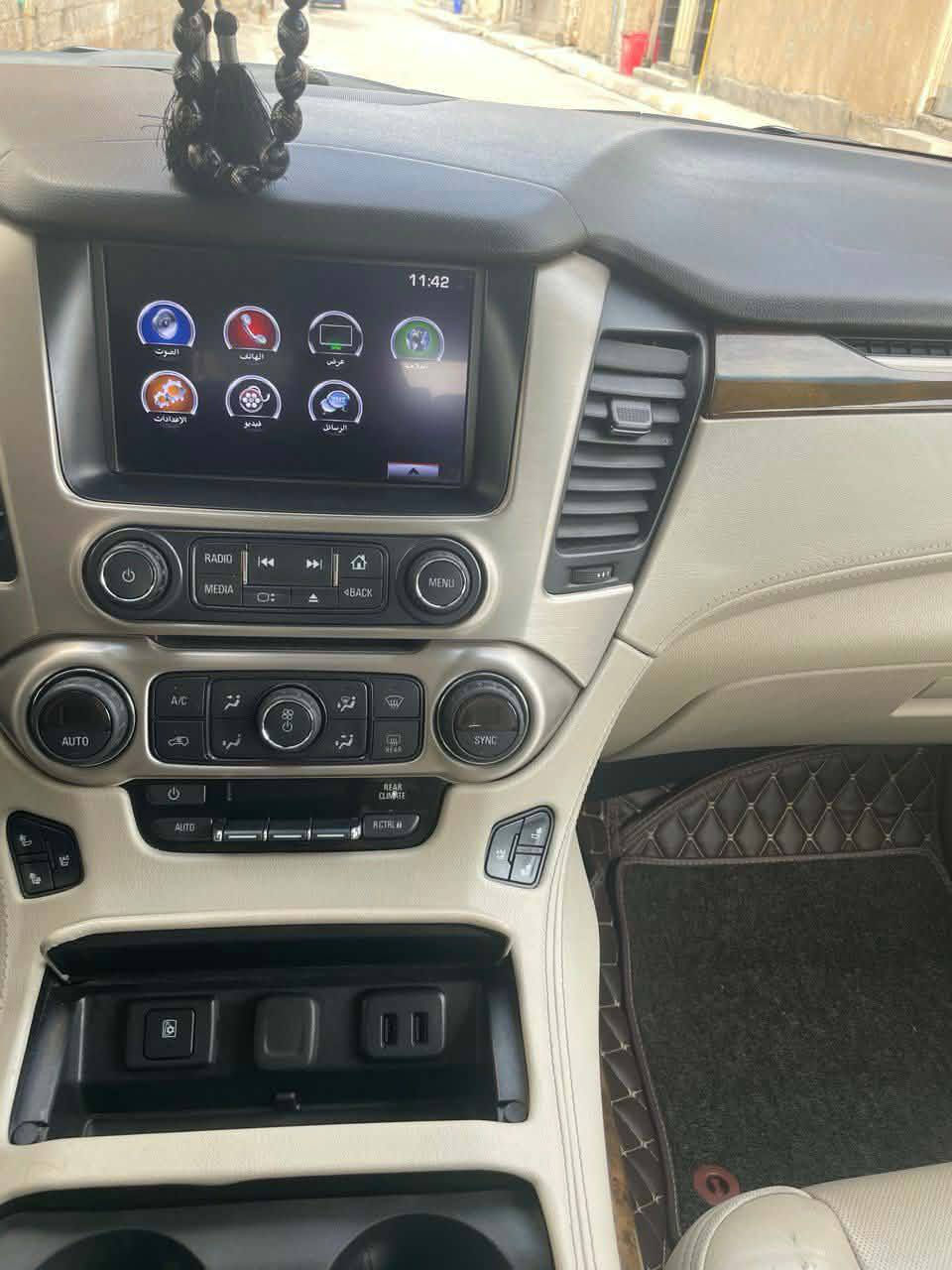 مكلف بالنشر والله كلشي ما اعرف عنها
للبيع او مراوس بأقل 
جي ام سي -يوكن -دينالي -اعلى فئة -كامل مواصفات -موديل 2016-اسود 
محرك 8 سلندر 6200
طقم ويل اصلي22
اشارات داخل المرايا مع حساسات اجتياز 
حساسات امامي وخلفي اصل
قبق الجنطة كهرباء شفط مع حساس الفتح بواسطة القدم
بصمة 
قاصة مخفية 
ثلاجة 
دوسات كهرباء قابلة للطي 
عارضة للبيانات على الشاشة الامامية 
ستيرن متكامل الايعازات 
حساسات تنبيه تصادم 
تنبيه مغادرة المسار 
اوامر صوتية 
مثبت سرعة 
حساس ضغط اطارات 
اندرويد اوتو 
مساعد الاصطفاف 
دفع رباعي 
نظام تعليق العجلات 
رادار 
فرامل ABS
نظام ملاحة و خرائط 
نقطة عمياء 
صف مرايا كهرباء
شاشة لمس 
قفل ابواب تلقائي 
تشغيل عن بعد 
بلوتوث 
كاميرا خلفية 
بروجكتر 
مانع انزلاق 
فتحة 
انوار نهارية 
حساسات امامية وخلفية 
مصابيح زنون 
هوك خلفي 
مقاعد جلد بيج
مقاعد امامية فول كهرباء و تبريد وتدفئة
مقاعد كهرباء والكشنات الخلفية طي كهرباء
ذاكرة مقعد السائق 2
تبريد ثلاث قطع 
دخول بدون مفتاح  
زجاج كهرباء  
CD
شاشة بالسقف 
مداخل USB
اكياس هوائية
تحكم ستيرن 
مثبت سرعة تدفئة مقود 
مصابيح ترحيب جانبية في الدوسات 
وبقية مواصفات الدينالي الكثيرة والغنية عن التعريف 
للعلم سيارة نظيفة جدا
***********
مكان فلوجه
سعر 360 و بيها مجال
