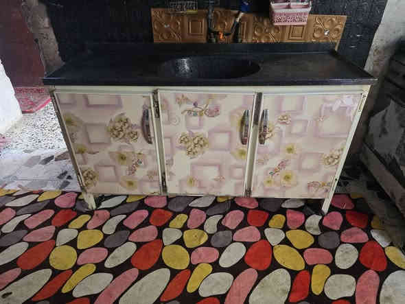 سلام عليكم كاونتر للبيع ثلث قطع سنك مرمر نسك نفس لون بس مقلفينه لهن باب بل نص بي كسر سعر 300 شراي يراسل او ينتصل ***********
