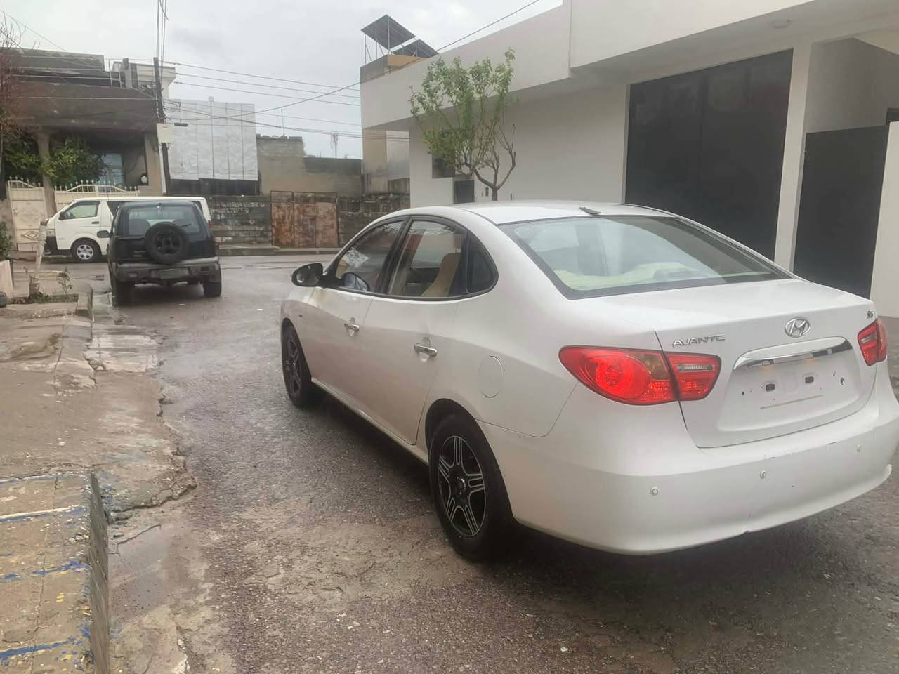 هۆندا ئاڤانتی ٢٠١٠ 
براوەیە 
مەکینە ١٦ دەکشن بەرز 
بەس سلایت نیە 
گێچ وەنەوشە و ئیکۆ
لایت رەش و بەگ لایت لێزەر  
کوشن هیتەر 
سوکان ڤۆلیۆم 
ئاوێنە شەفت 
ئاوێنە ئیشارەت 
بلوتووز 
حاسە 
گێر و مەکینە بەشەرت 
تەبرید سارد و گەرم بەشەرت 
ABSبەشەرت 
بێ دەعم و لێدراوە 
سەقفی بێ بۆیاخە 
کەڤەری نەگۆراوە بەشەرت 
کارەبای بەشەرت 
برێکی بەستراوە 
جامی هەلگیراوە 

شوێن چوارقورنە 

٥٥ گەلا و مەجالێکی کەم 

***********
*********** رانية, السليمانية
