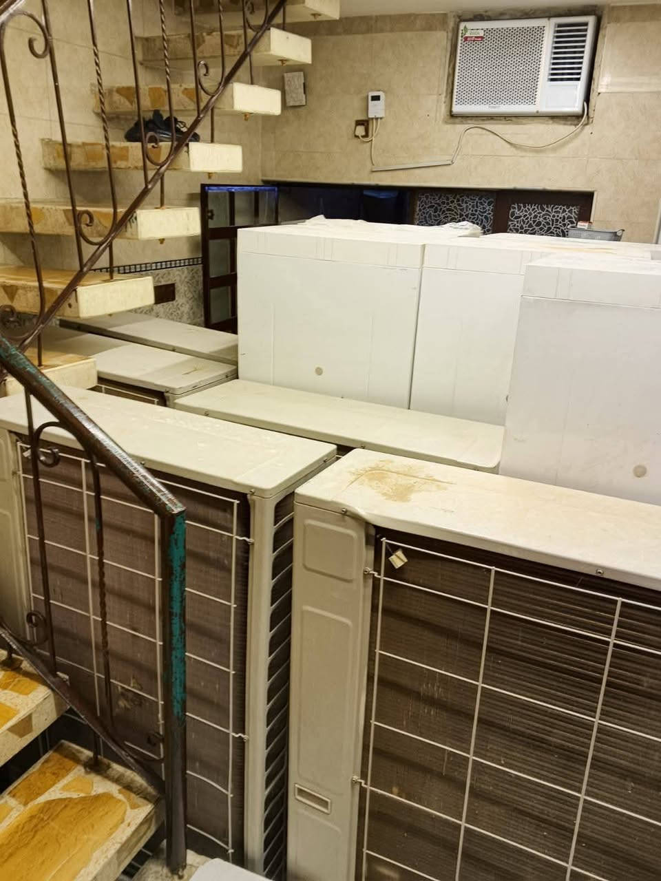 سبالت ال جي ٥ طن انفيرتر عدد ٥ اجهزه اخو الجديد بدون بواري للبيع مكاني البياع ***********
