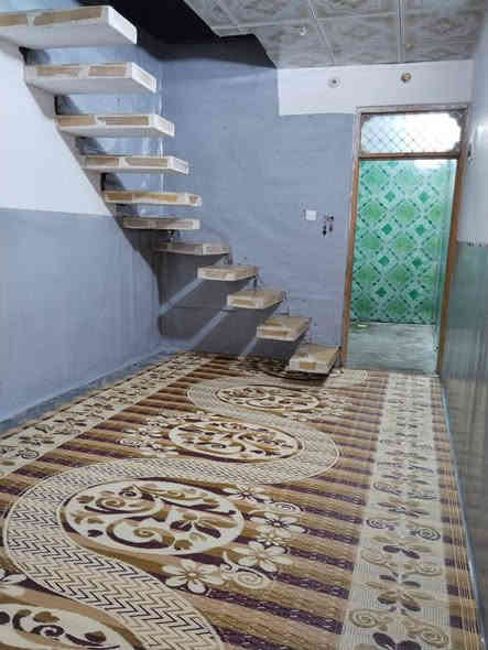 السلام عليكم 
بيت في البراكية شارع المطار السايدين شارع السبيس قرب الدلال ابو سرحان  شارع  بيت حوسة 100 متر طولي اساس صب والسقف صب بي غرفة نوم وصالة ومطبخ وتخاريج وطارمه بدون استقبال وبي غرفه فوك كبيرة سقفها سندوج البيت بدون كاشي وسيراميك بس نضيف وعالي عن الشارع  السعر 35 مليون بي مجال بسيط 
اقرار محكمه سند 25  
للاستفسار الاتصال ***********
