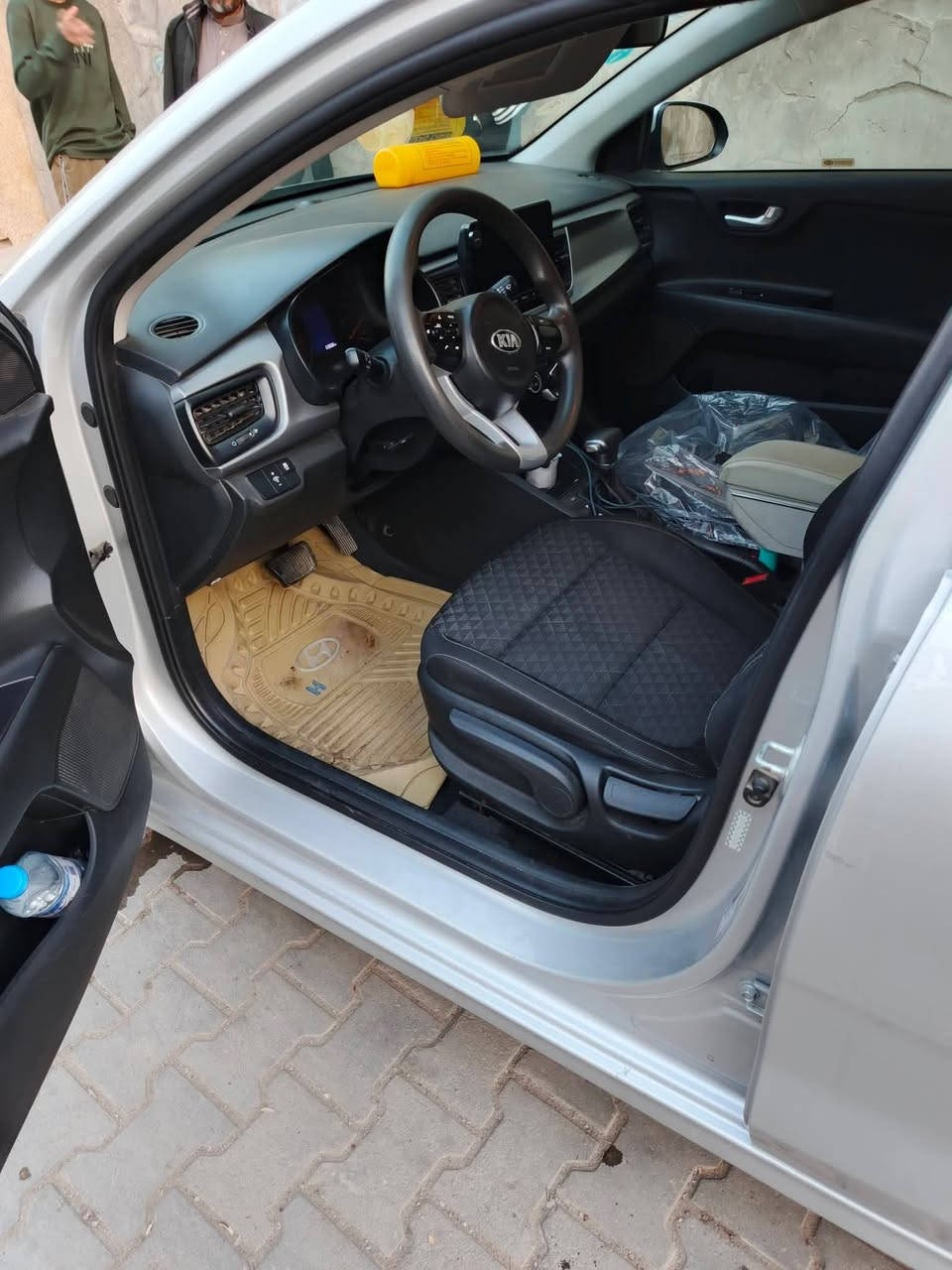 السلام وعليكم كيه ريو 2021 معوقين ذي غار عندي بيها وكاله عامه السنويه لل 2028  نضيفه تبريد ثلج العنوان بصره سياره ماكينتها 1600 دوش صور الحادث موجوده و مداكر راجعات نفسهن البنيد  راجع نفسه ليبل واحد السياره كلهه الباقي كفاله  سياره احله من الصور تجي وشوف بعينك 115وبيهه مجال*********** عندي بيها وكاله عامه
