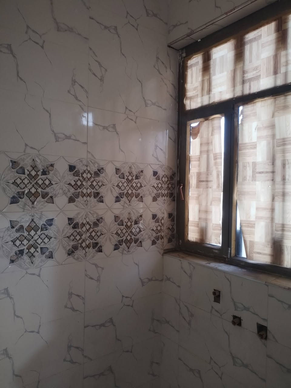 سلام عليكم شقه جديده طابق ثاني غرفه نوم وصاله ومطبخ وحمام العنوان شعب نهايات شارع  سعر 250 هاتف***********
