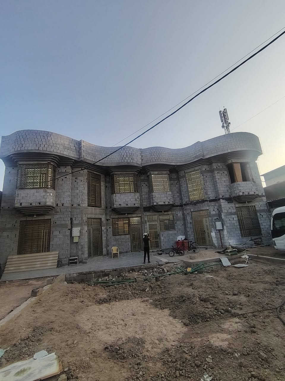 للبيع بيت مساحة ٧٠٠ م
*********** 
📍الموقع /ابو الخصيب/العوجه /شارع شيخ إبراهيم يبعد ٢٠٠م عن مستشفى الصيني و١٠٠ م عن سايدين العوجه
مجاور مدرسه شيخ إبراهيم 
على الشارع العام

📍مساحة الارض ٧٠٠ م²
📍مساحة البناء كل دار ٢٠٠ متر طابقين واحد معزول عن الثاني
وباقي المساحه حديقة امام البيت

_يحتوي كل دار 

📍غرف نوم 4
📍ديوانية 1
📍صالة  2 وحدة فوك و حدة جوة 
📍حمام و تواليت3 واحد فوك و ثنين جوة 
📍مطبخ 2 واحد فوك و واحد جوة  
📍يحتوي ع كراجين  سيارات يتسع ٤ سيارات 
📍📍📍📍📍📍📍
البت في شارع عام 
📍 كهرباء و أنارة  واصلة لباب لبيت 
الشارع بي مجاري لمياه الامطار 
📍طابو زراعي 
الارض سهم بلطابو 
اصولي 100%
📍السعر  ٤٥٠ مليون قابل للتفاوض 
📍📍📍📍📍📍📍
اي ستفسار
***********
