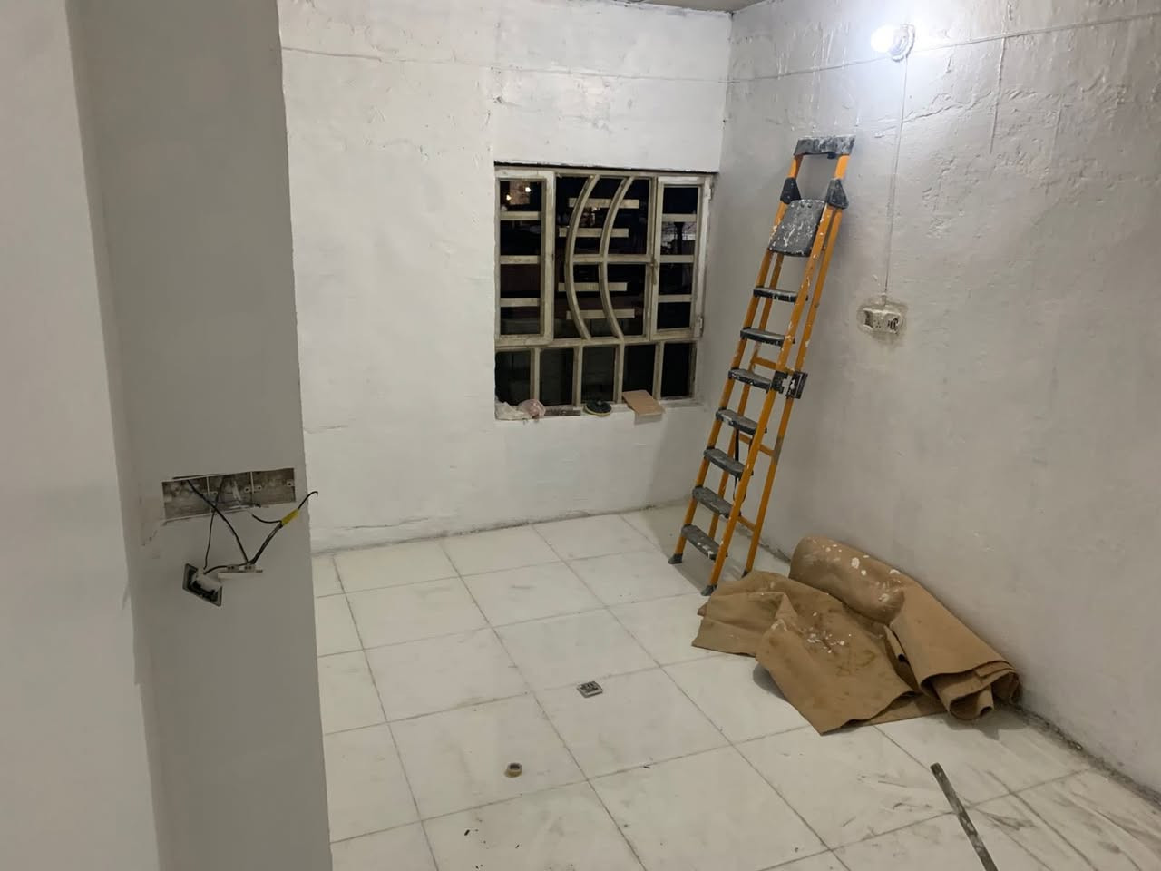 السلام عليكم  شقه للأيجار المساحه ١٠٠ متر الشقه مامسكونه ترميم جديد ارضيه سقوف كهربائيات بواري 
بالاضافه الى محل للايجار جوة الشقه 
العنوان السفير شارع ٢٠ قرب سوك العبيدي 
للاستفسار واتساب ***********
