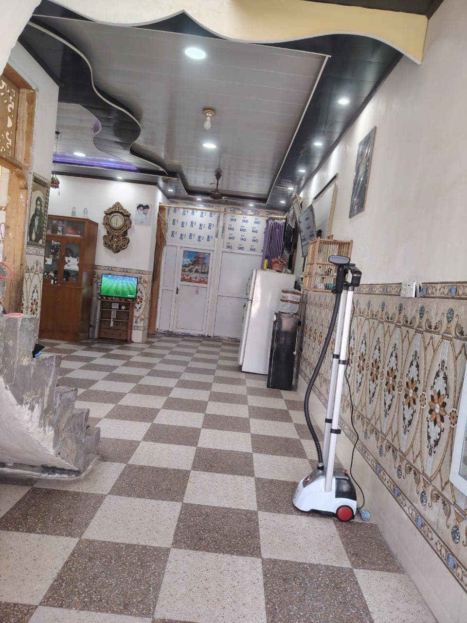 السلام عليكم عقار  للبيع طريق الدبلة المساحة الكلية 500متر مسافة قريبة كلش عن الشارع الرئيسي وتبليط واصل لحد الباب يحتوي العقار على غرفتين نوم/مطبخ /استقبال/هول/مجمع صحيات /+حديقتين 
للاستفسار الاتصال على صاحب الدار مباشر
***********
***********
