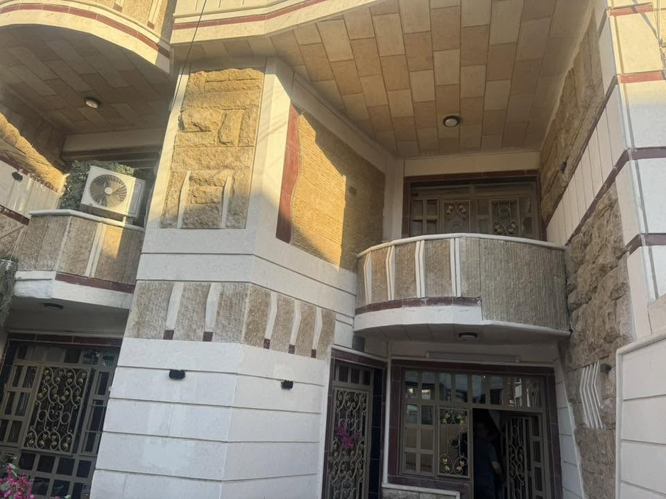 بيت ٢٠٠ متر في السيديه يحتوي وحدتين سكنيه للإيجار
طابق ارضي صاله استقبال واسعه وهول 
مطبخ وغرفه نوم وحمامين
طابق اول يحتوي غرفتين ومطبخ وحمام 
ارضيات مرمر
سقوف ثانوية 
٣ حمامات سيراميك
 واتس اب
***********
