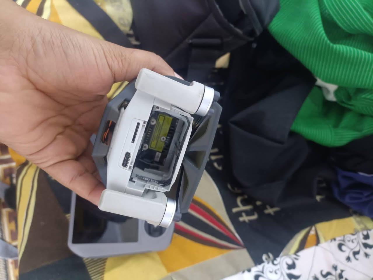 مني 4 برو   نضافه كدامك جديده 

 3 بطاريات شاحنه رام 16 
رقم الاتصال *********** 
مكاني دوانيه. توصيل معندي.   

السر 1300 وبيهه مجال لشراي. بياع شره لتراسلني فدوه
