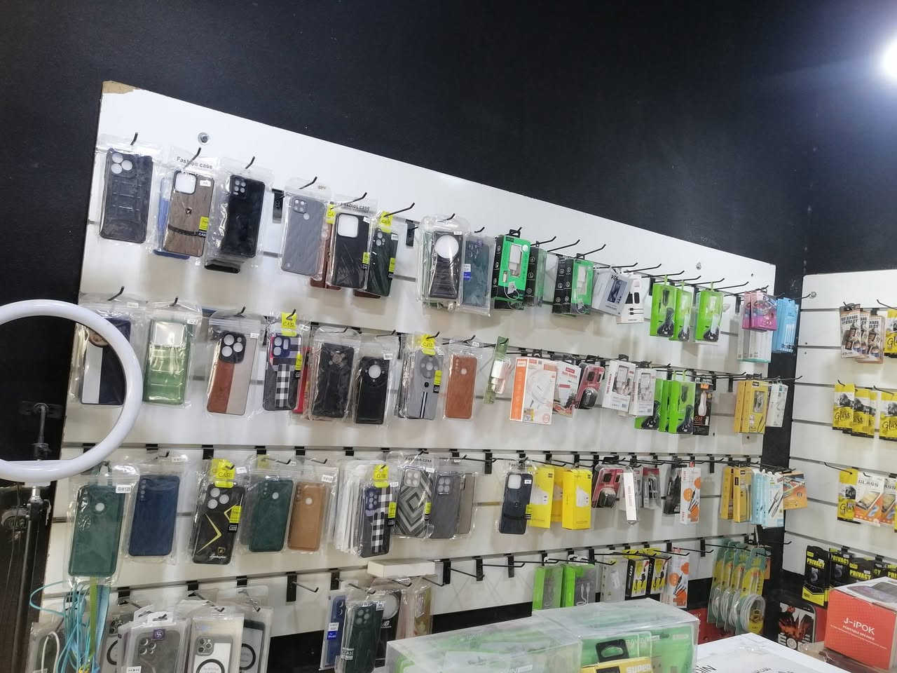 محل موبايلات للبيع بدون بضاعة الديكور فقط
السلام عليكم ورحمة الله وبركاتة

يحتوي على

بوردات تعليق عدد 2

ميز بطول متر ونص وارتفاع متر وعشرين

ميز صيانة عرض، متر ونص 

جام خانة مترين ونص ارتفاع + مترين ونص عرض، مربعة

مكتبة كما موضحة بالصورة

هوكات تعليق عدد 150

للاستفسار يرجى مراسلة الحساب أو الاتصال على الأرقام التالية

*********** 

***********

متوفر واتساب لكلا الرقمين

عنوان جانب الأيسر / يارمجة الشرقية / سايدين 30
