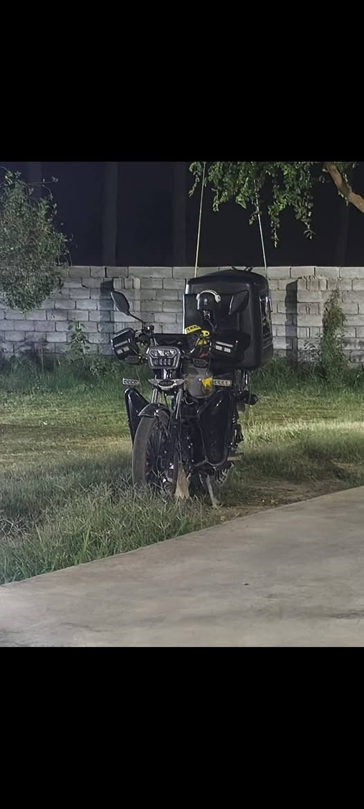 سلام عليكم دراجه نوع SOnLink للبيع 
محرك 200سيسي 
ضاغطه وزنجيل CBF 
موديل 2025 
امانت الله دراجه حلوه ونضيفه بس اتوازيز على فلوس 
فول 2 سويجات دهنهة امزويل وحتى اخبطلهة بانزين محسن وعادي الله شاهد اخذتهة زيرو على ايدي 
فدراليات خلفيه+ لدات اماميه زنون امريكي الاصلي+ استاند مبايل+4 اشاير اماميه 
+ سماعه بلوتوث حجم كبير+صندوك كبير بلاستك للدلفري  تخم تايرات جديده مال الشركه  
أوراق سكنر 
السعر 950 بيه مجال حك الجيه 
بغداد ناحية الرشيد 
***********
***********
