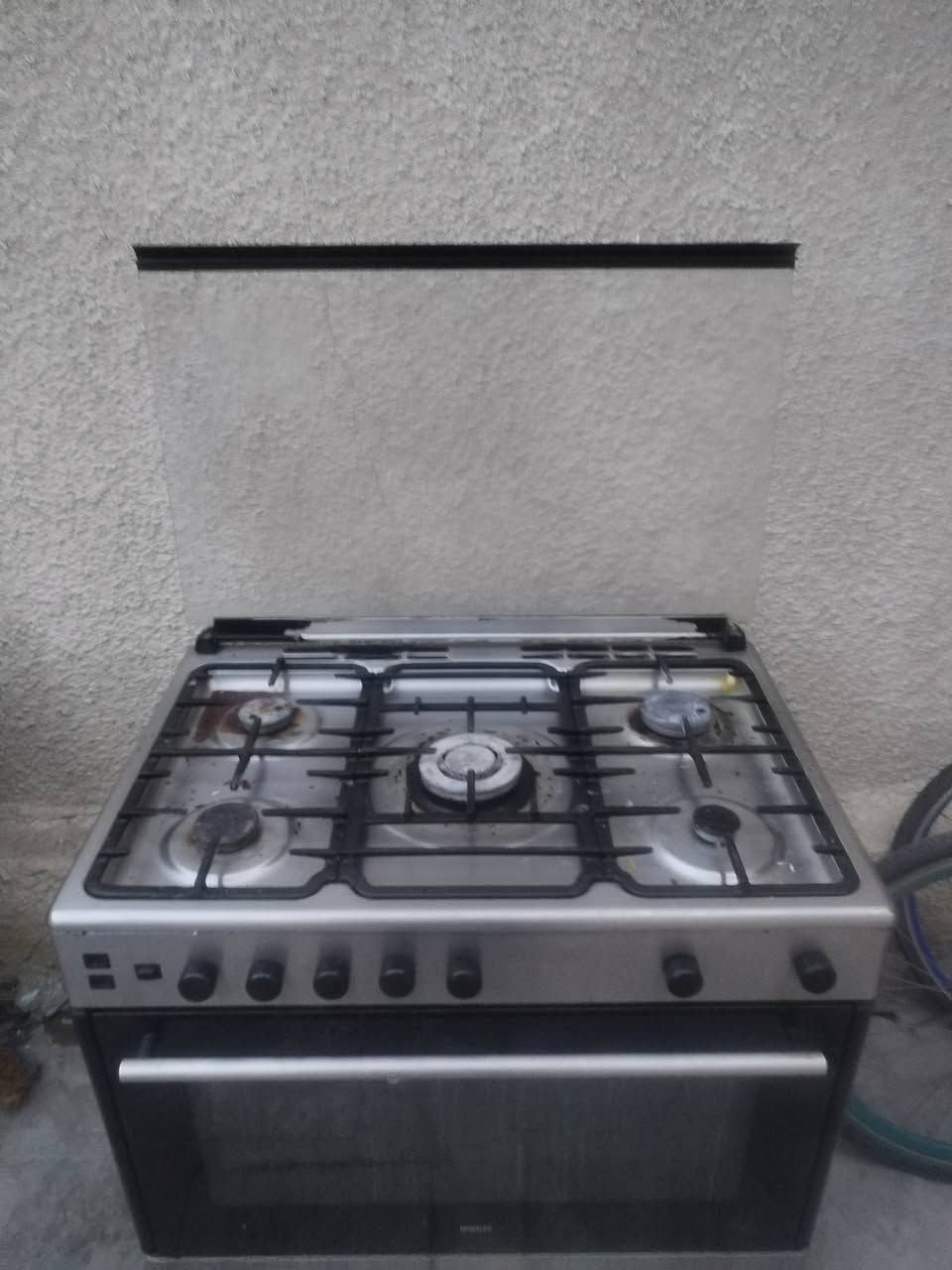 للبيع طباخ 5 عيون والفرن فقط الاسفل يشتغل .حي الاعلام شارع البداله… السعر 75 الف قفل ...للتواصل ***********
